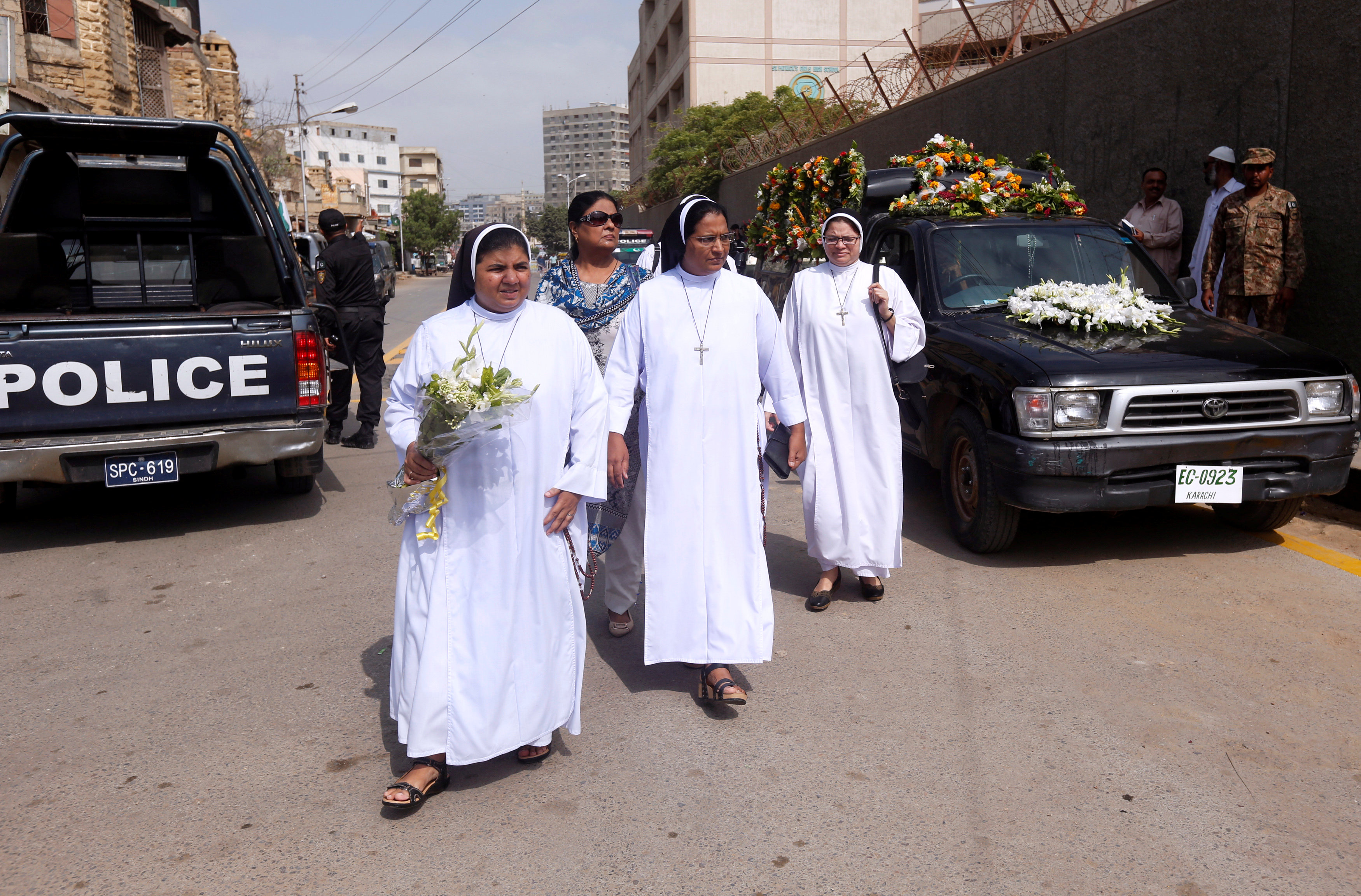 مجموعة من الرهبان خلال تشييع الجنازة