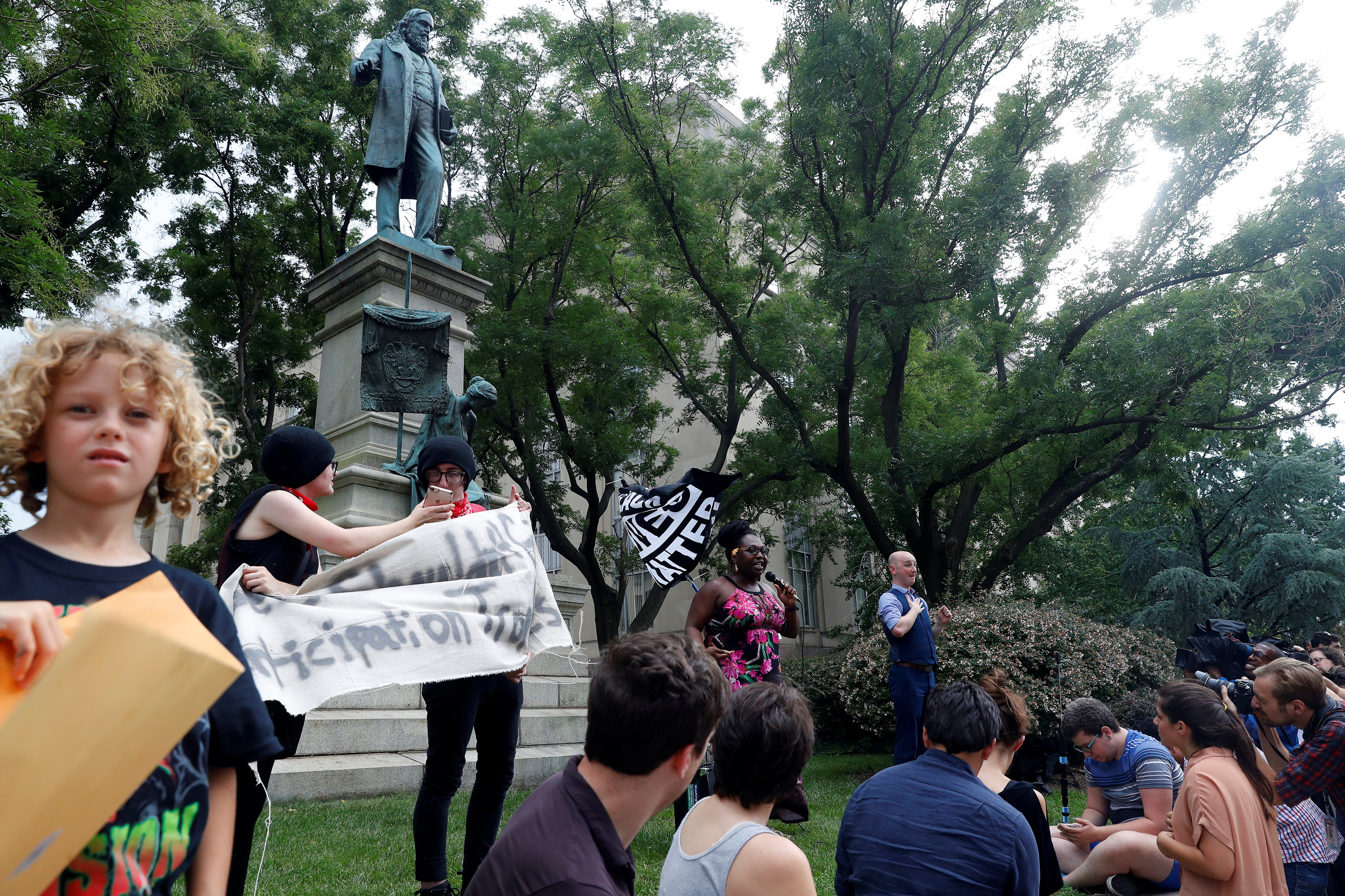 2017-08-18T234521Z_1850553360_RC15ED5A7370_RTRMADP_3_USA-PROTESTS-STATUES