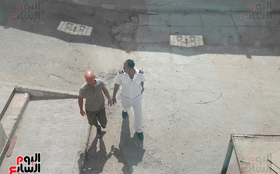 السائح الايطالى عند دخوله المحكمة 