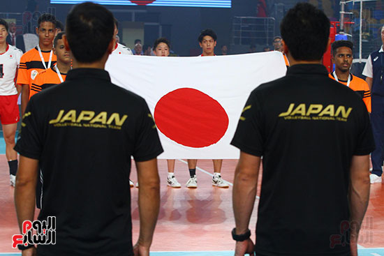 لاعبو المنتخب اليابانى يؤدون النشيد الوطنى 
