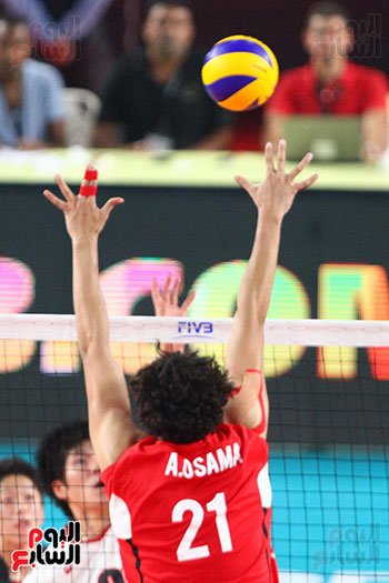 تركيز أحمد أسامة مع الكرة 