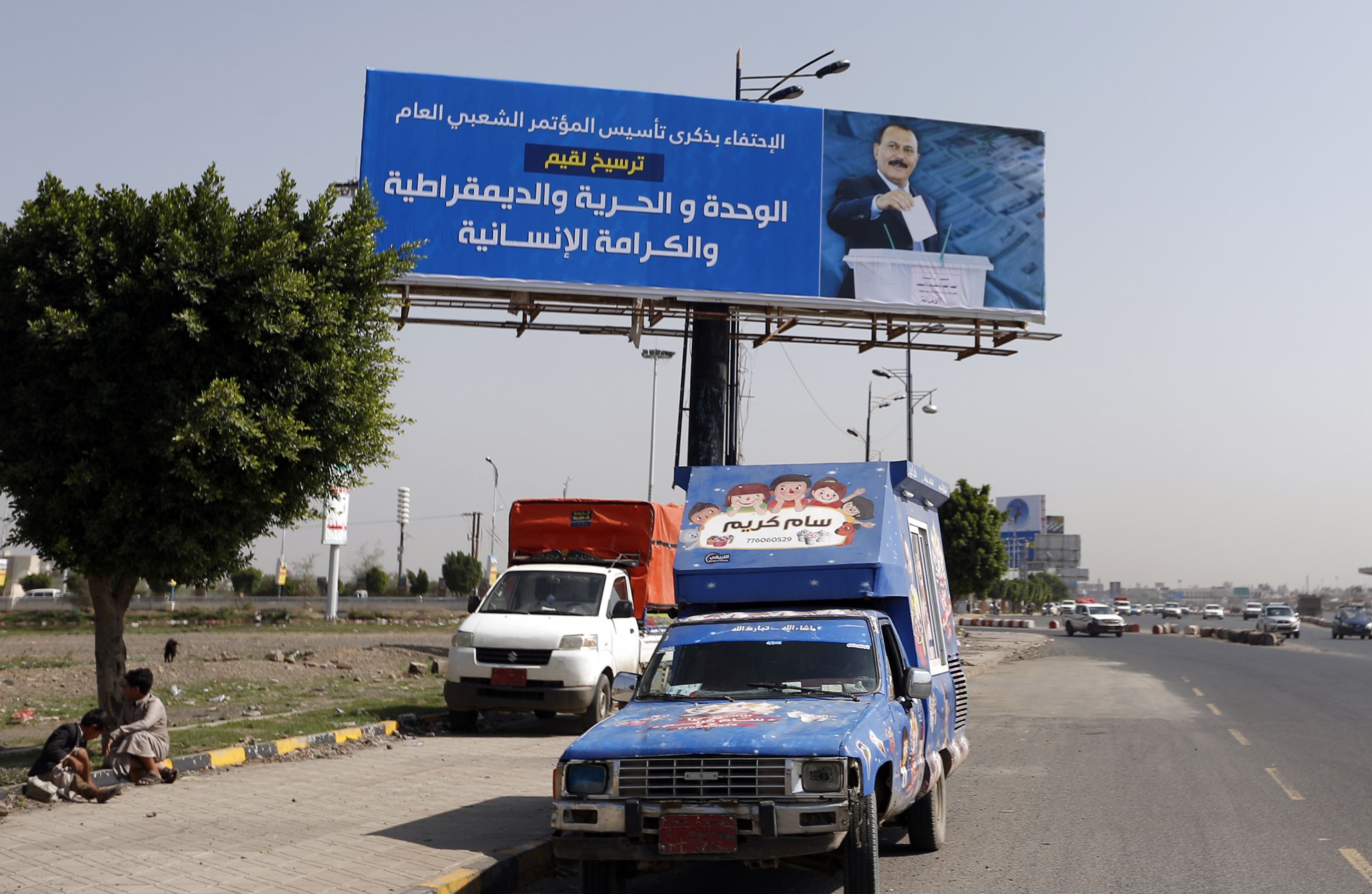 صور بوسترات الرئيس اليمنى المخلوع تنتشر فى شوارع صنعاء