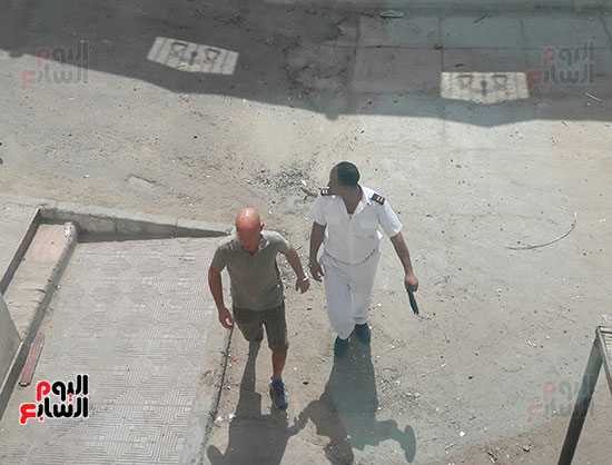 السائح الايطالى خلال دخوله لتجديد حبسه 