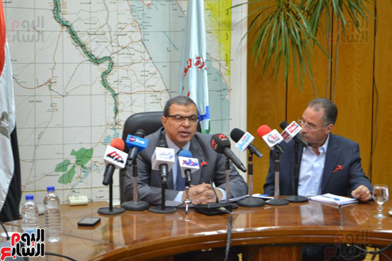 وزير القوى العاملة محمد سعفان خلال المؤتمر الصحفي