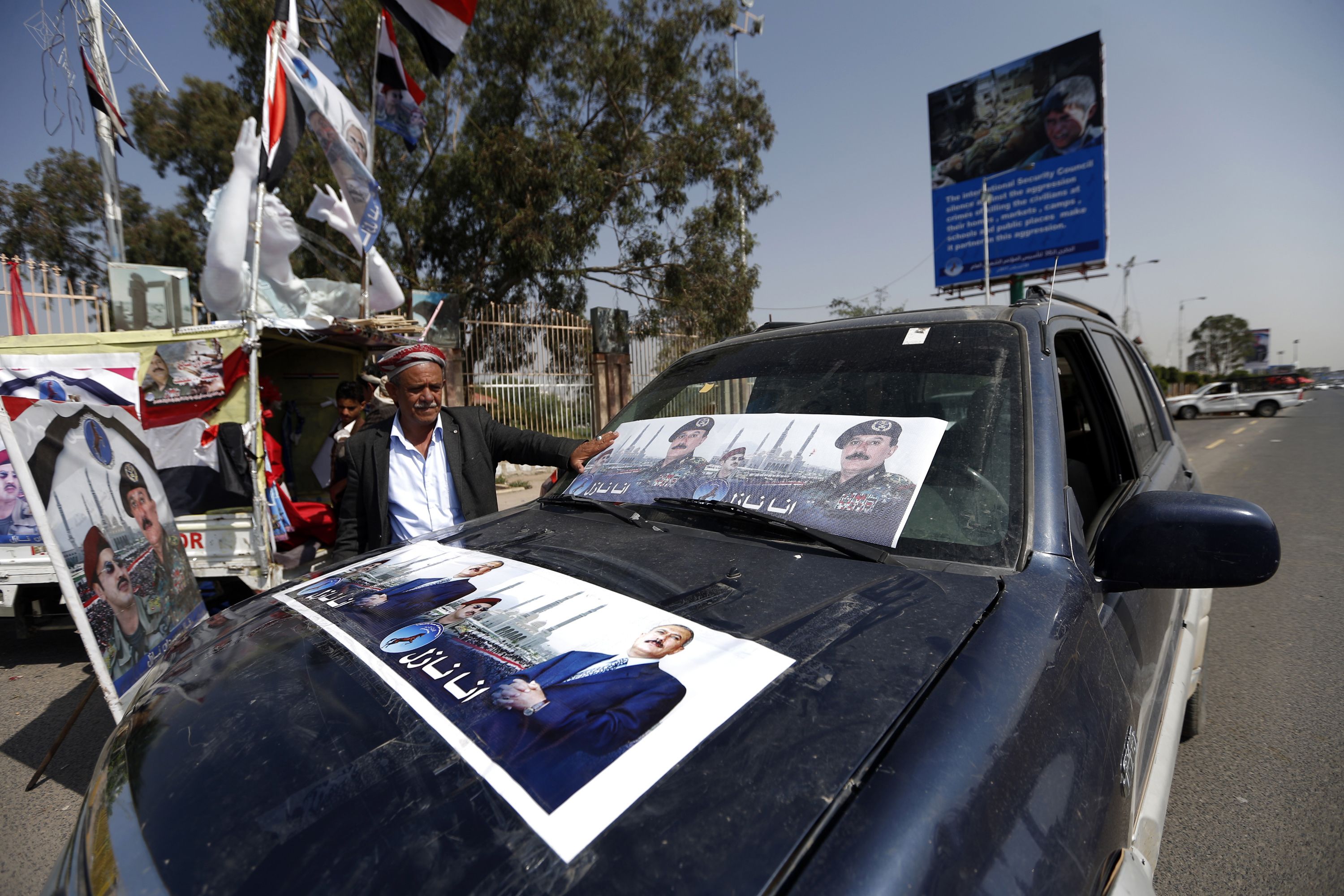صور الرئيس اليمنى المخلوع على سيارات أنصاره