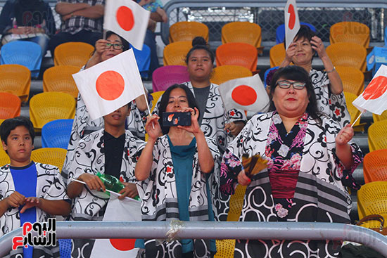 أعلام اليابان مع الجماهير اليابانية