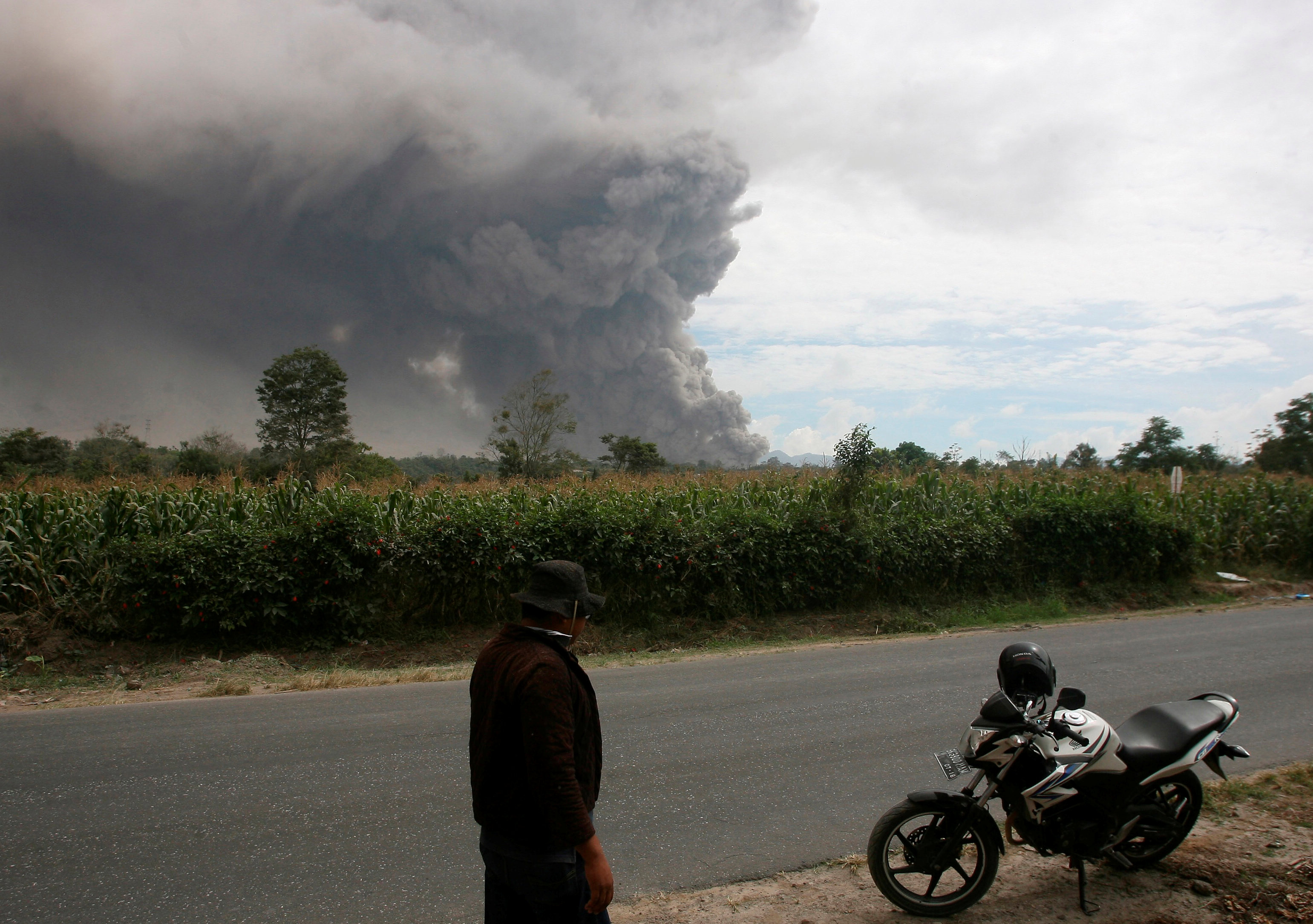 رجل يقف قرب البركان
