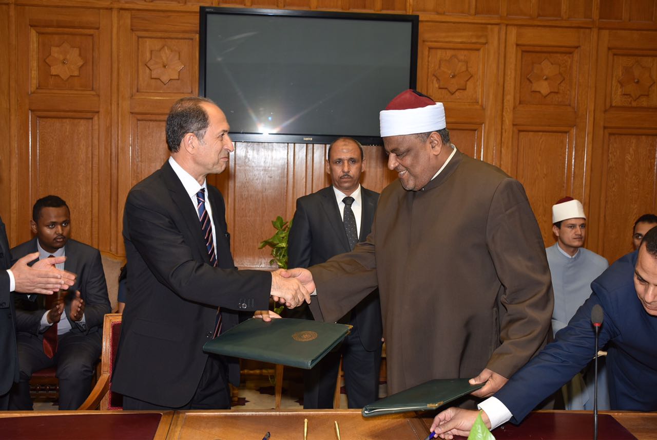 جانب من توقيع الاتفاق بين الجامعة العربية والأزهر