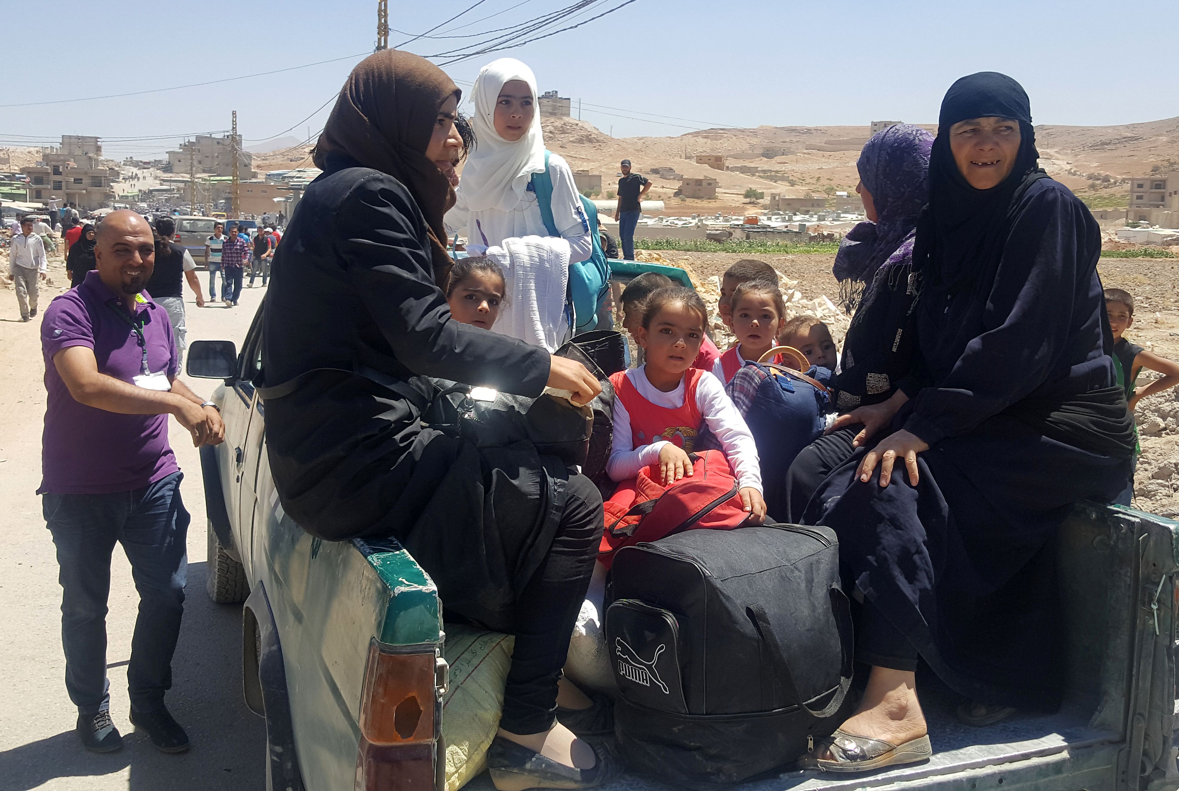 مدنيون سوريون يتوجهون إلى إدلب