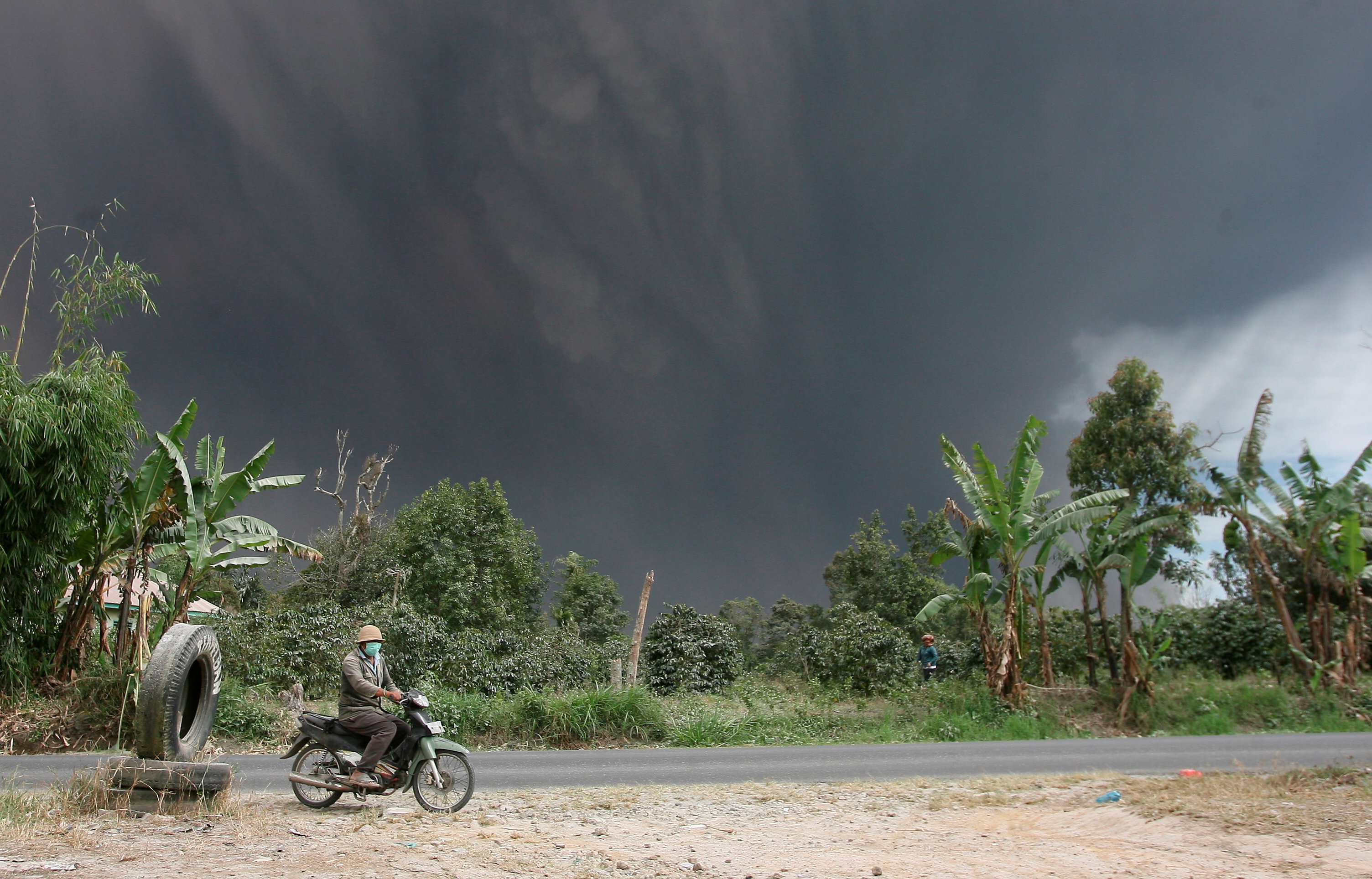 البركان يثور فى إندونيسيا