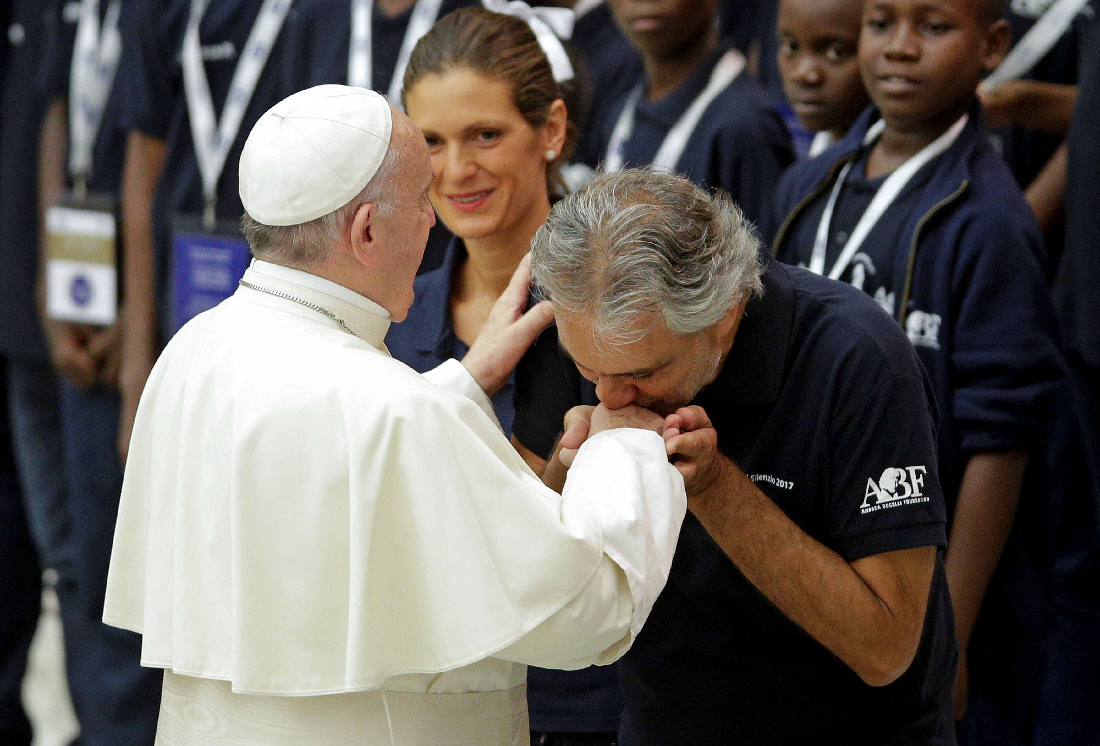 تقبيل يد بابا الفاتيكان
