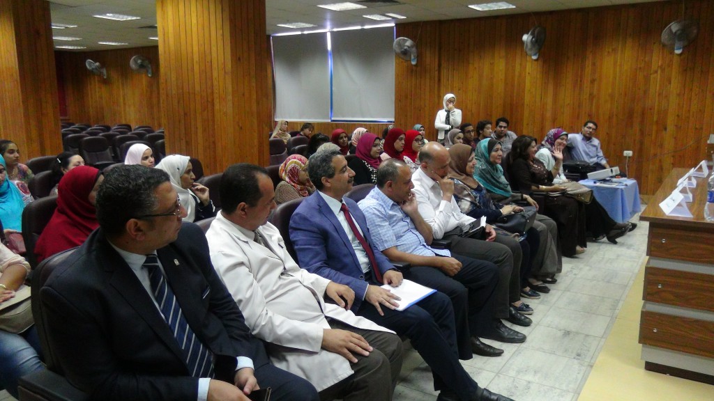 افتتاح اليوم العلمى الأول لوحدة الصيدلة الاكلنيكية بمستشفيات جامعة المنيا (4)