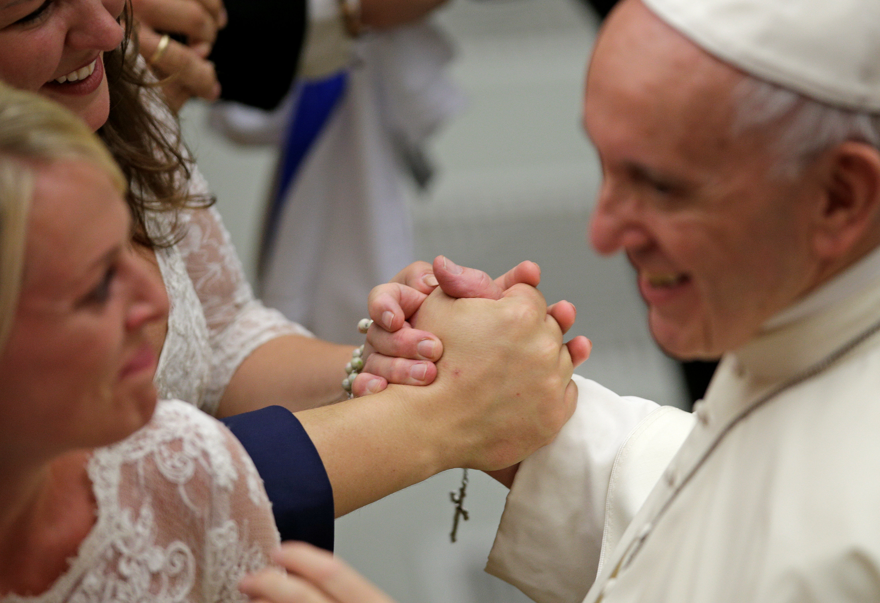 البابا فرانسيس يصافح فتاة