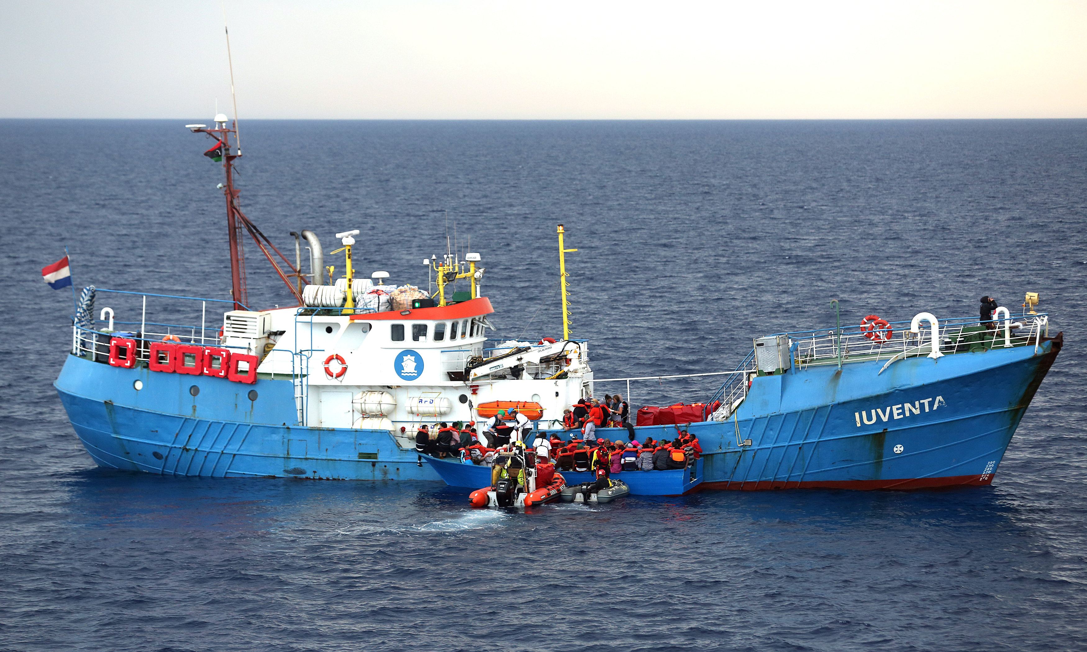 خفر السواحل الإيطالى يحتجز سفينة لإنقاذ اللاجئين تابعة لمنظمة ألمانية