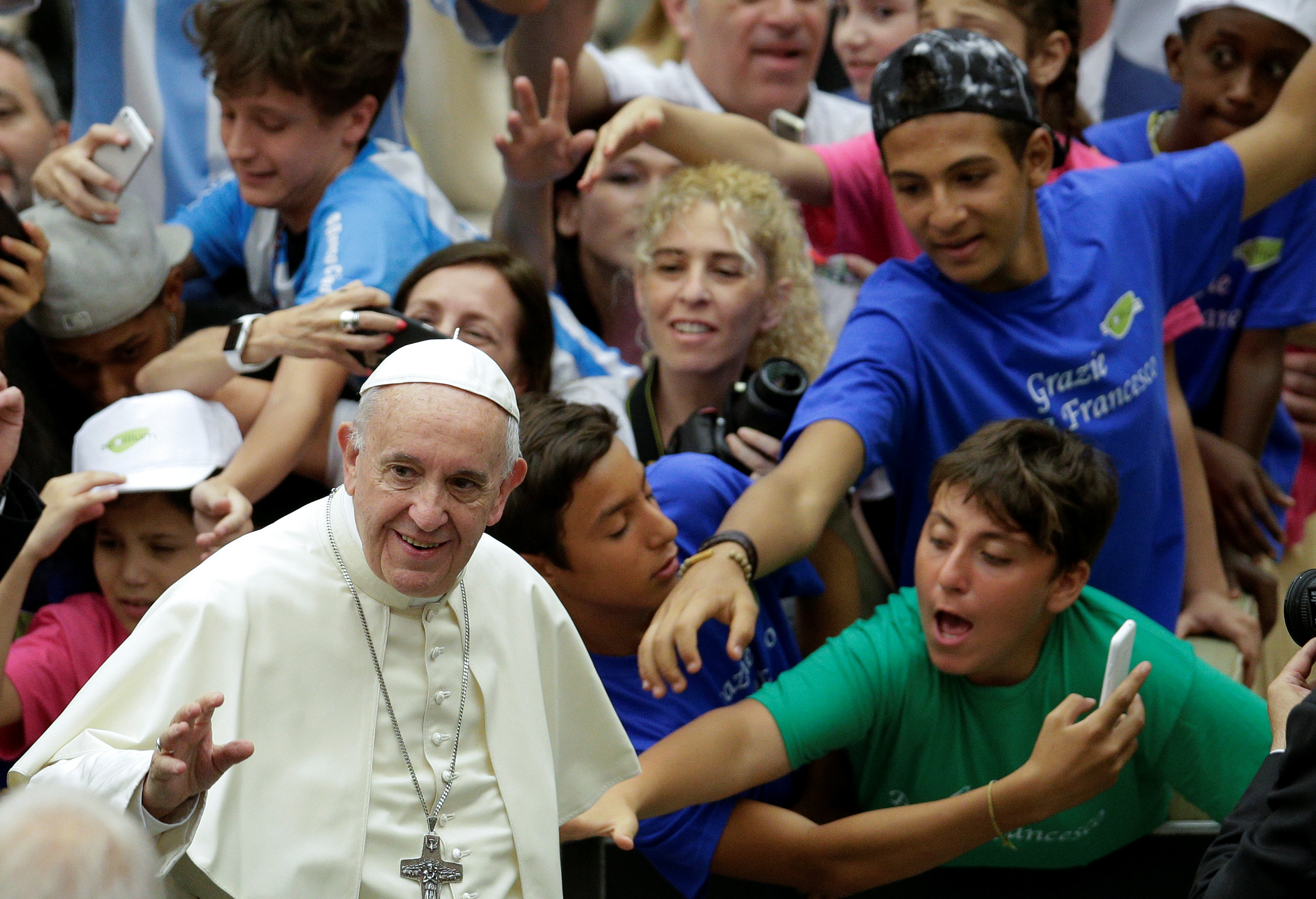 أطفال يرحبون ببابا الفاتيكان