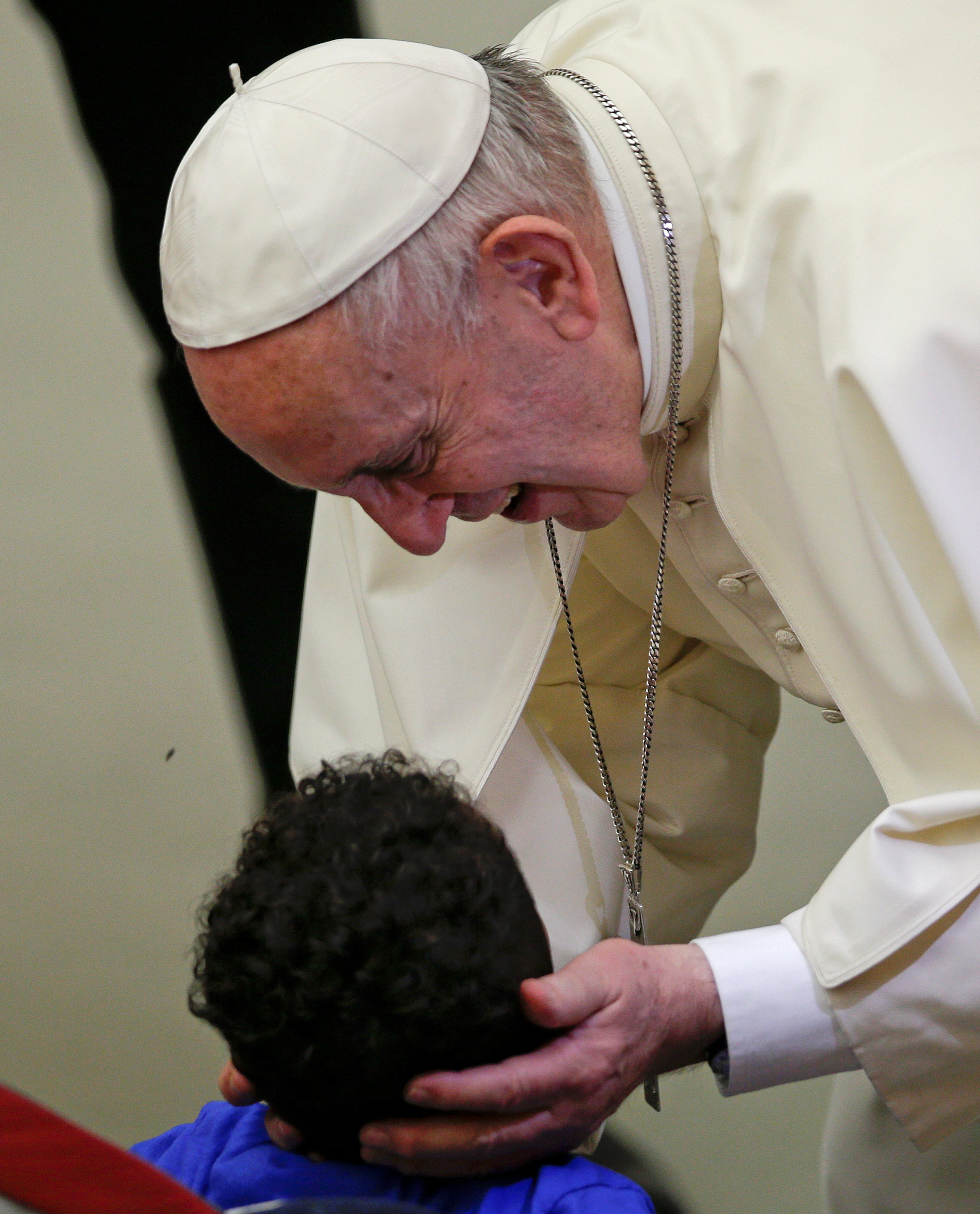 الفاتيكان يصافح طفل مريض