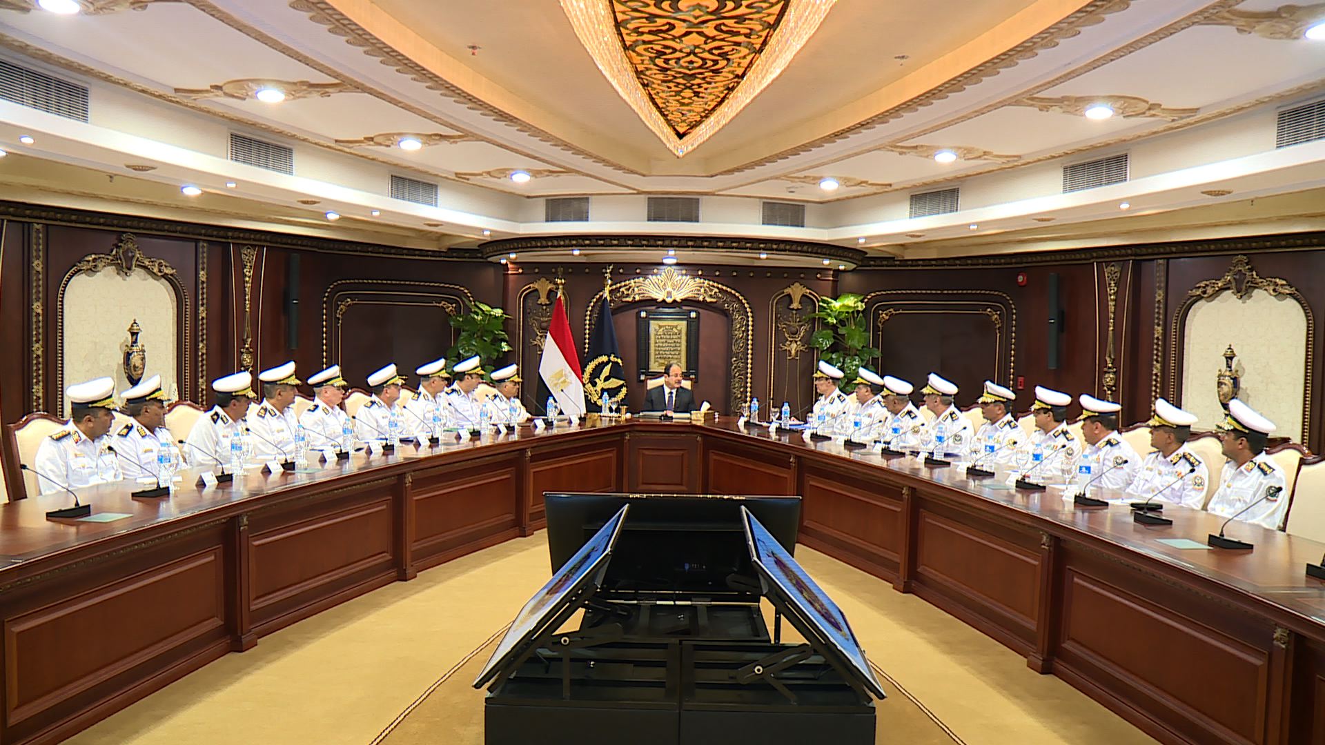 اجتماع وزير الداخلية مع عدد من القيادات (3)