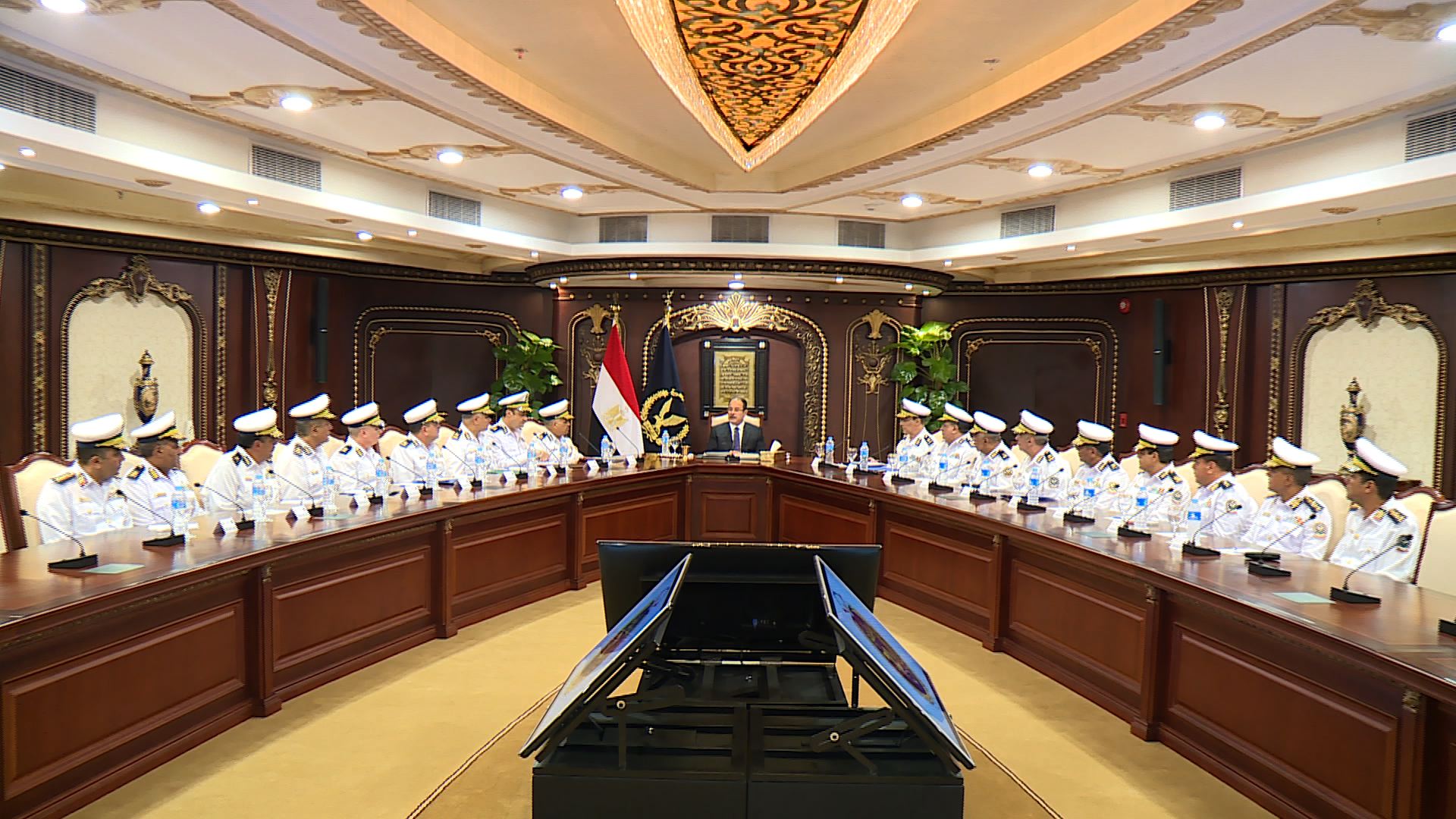 اجتماع وزير الداخلية مع عدد من القيادات (1)