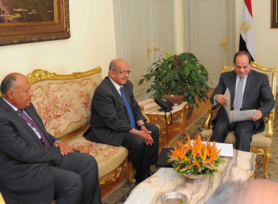 السيد الرئيس يستقبل وزير خارجية الجزائر (1)