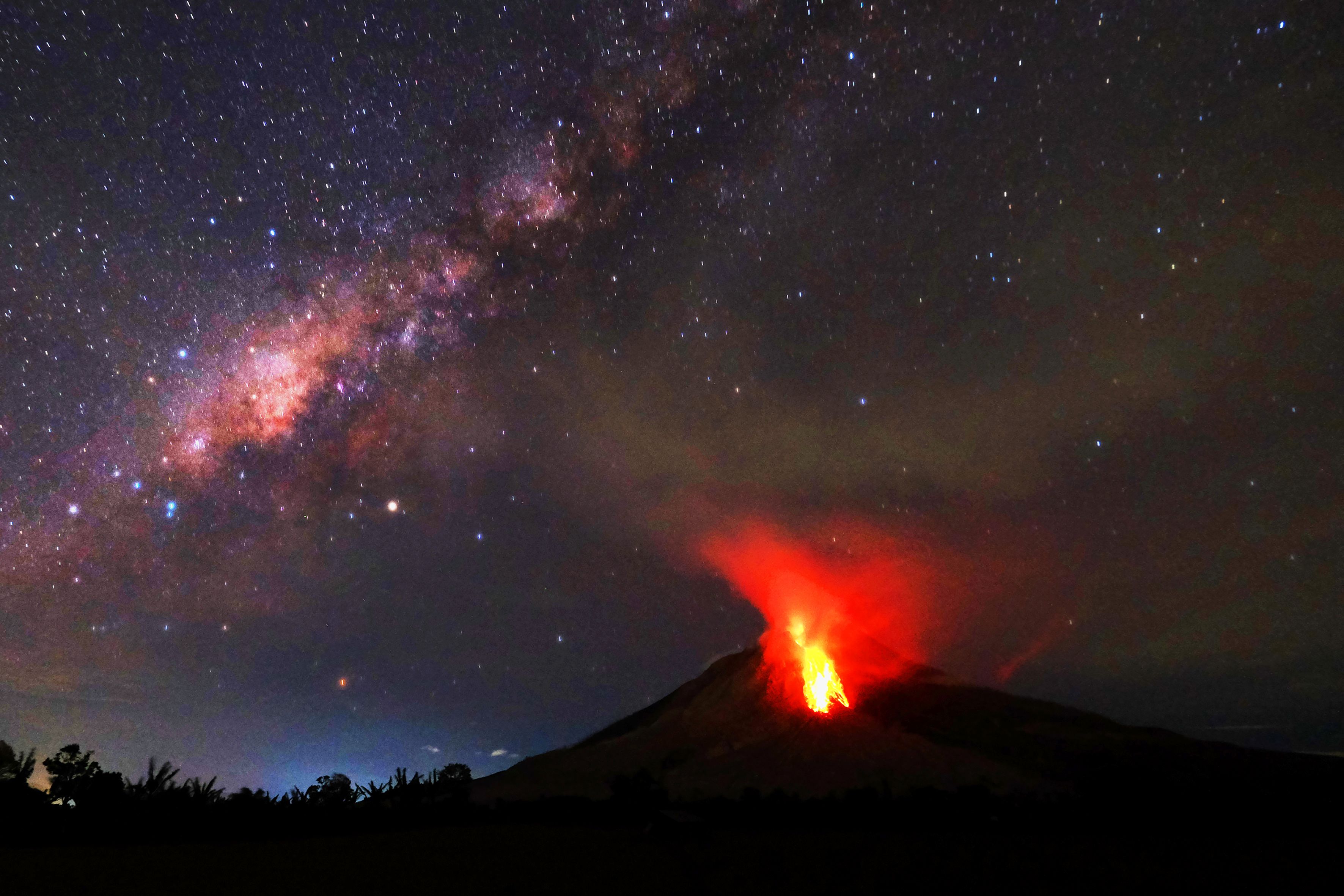ثوران بركان فى إندونيسيا يقذف حمما بركانية على ارتفاع 4.5 كيلومتر