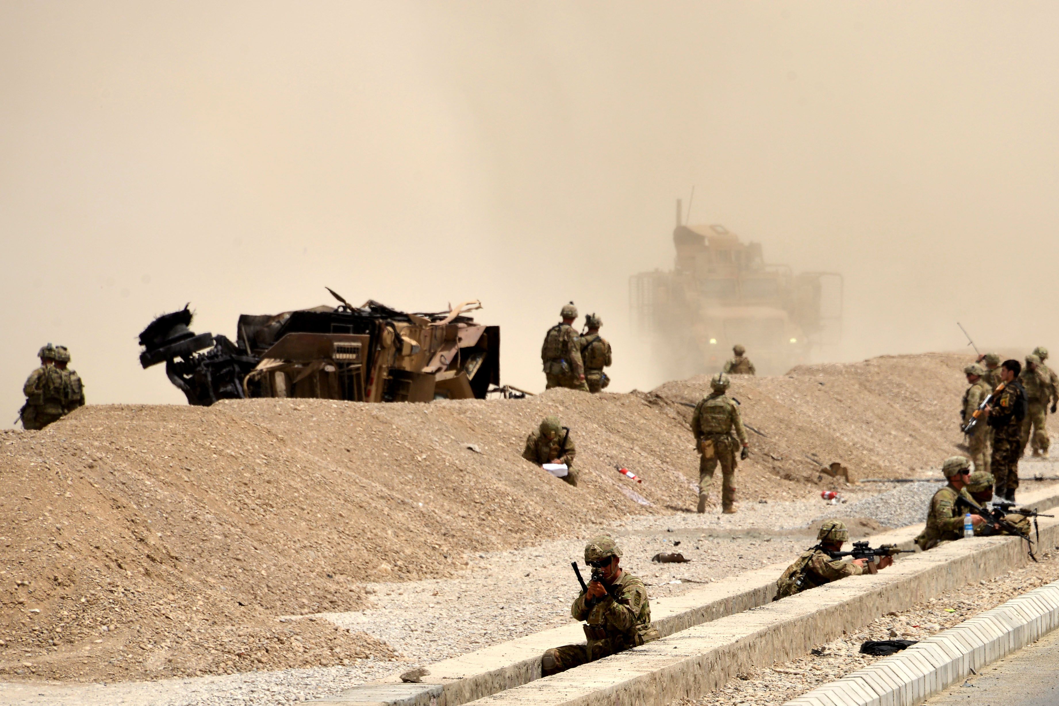 وصول قوات أمريكية لموقع تفجير قافلة للقوات الأجنبية فى أفغانستان