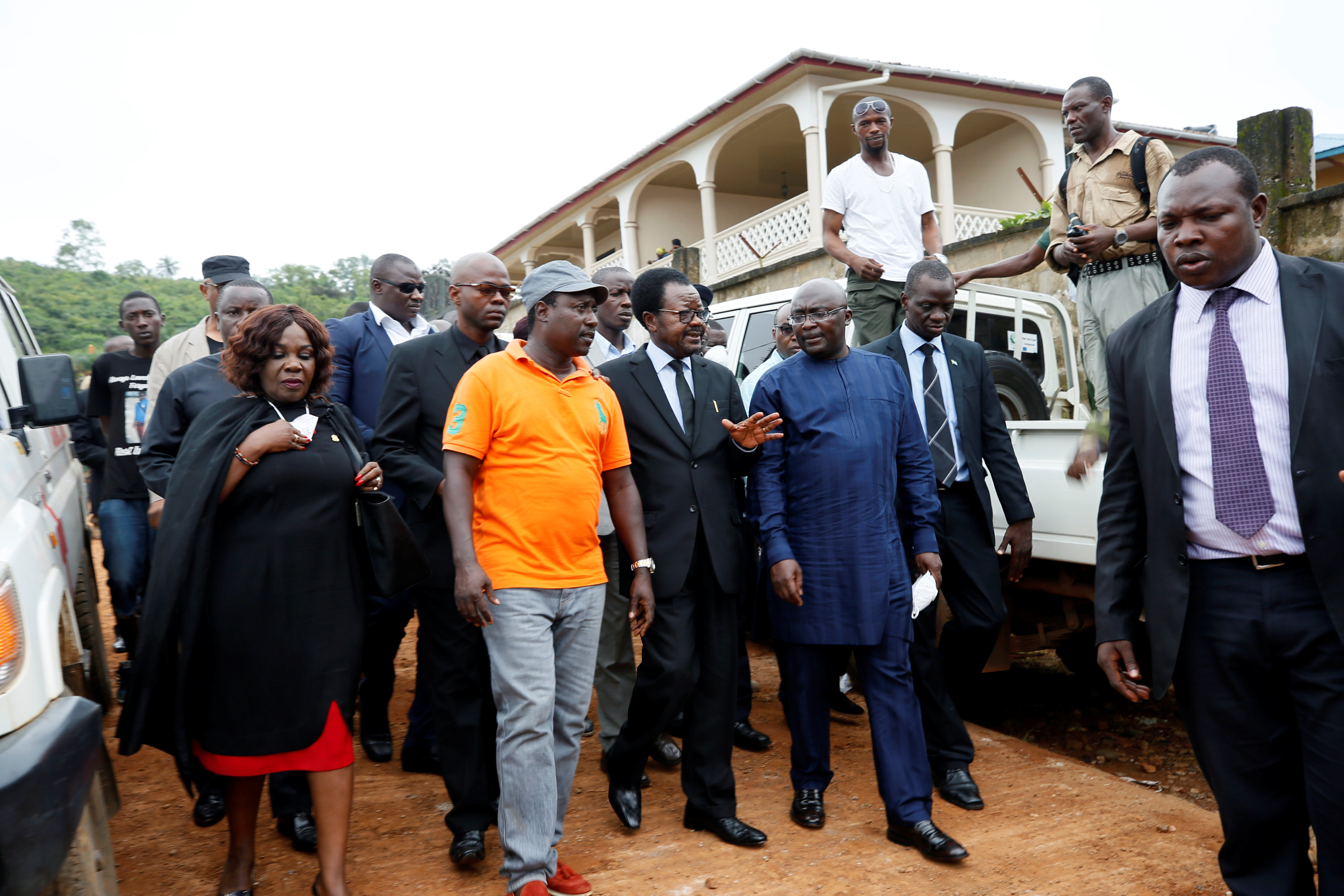 نائبا رئيس سيراليون يزورا موقع الانهيارات الأرضية