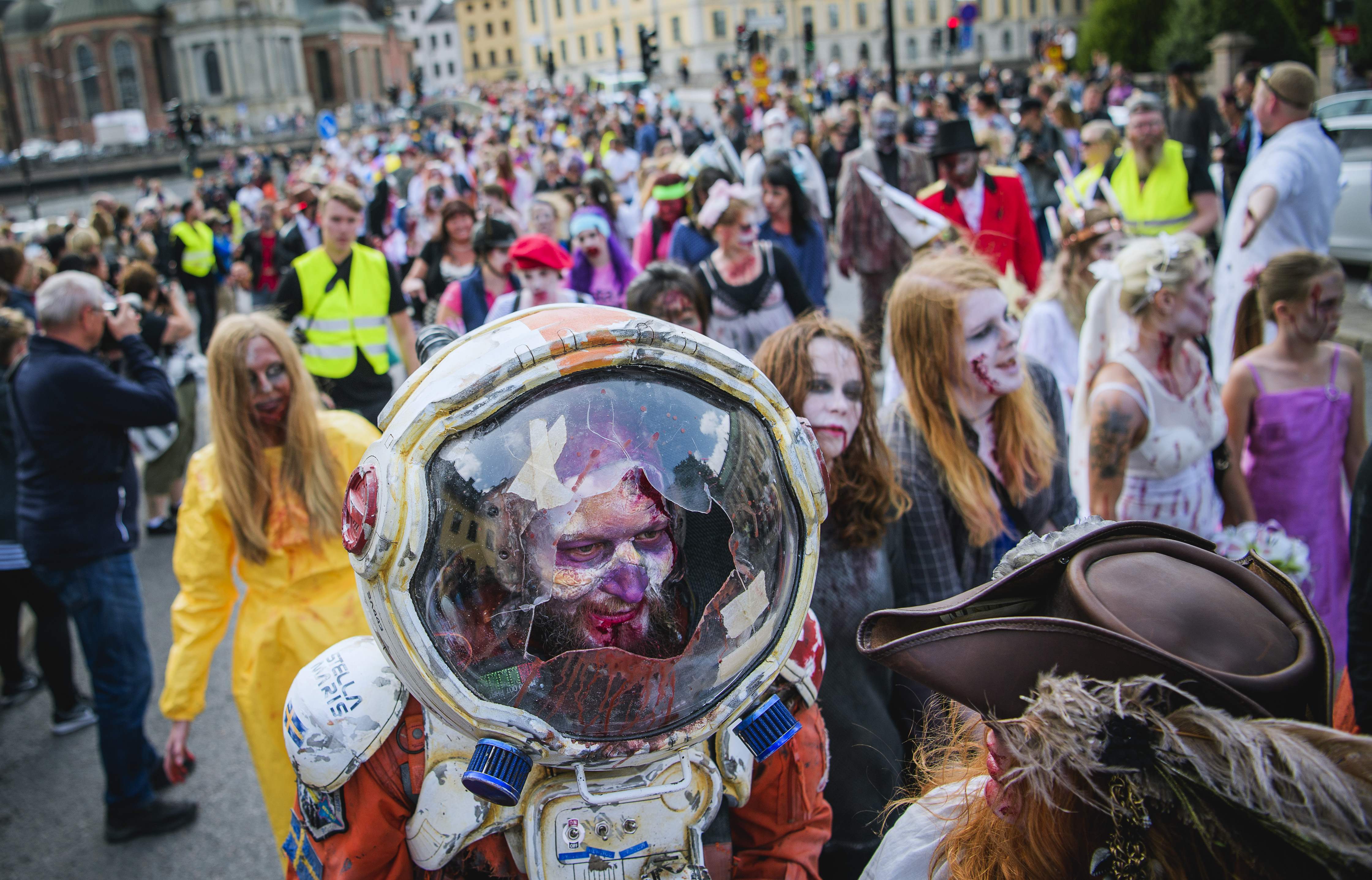 سكان مدينة ستوكهولم يشاركون فى مسيرة الزومبى