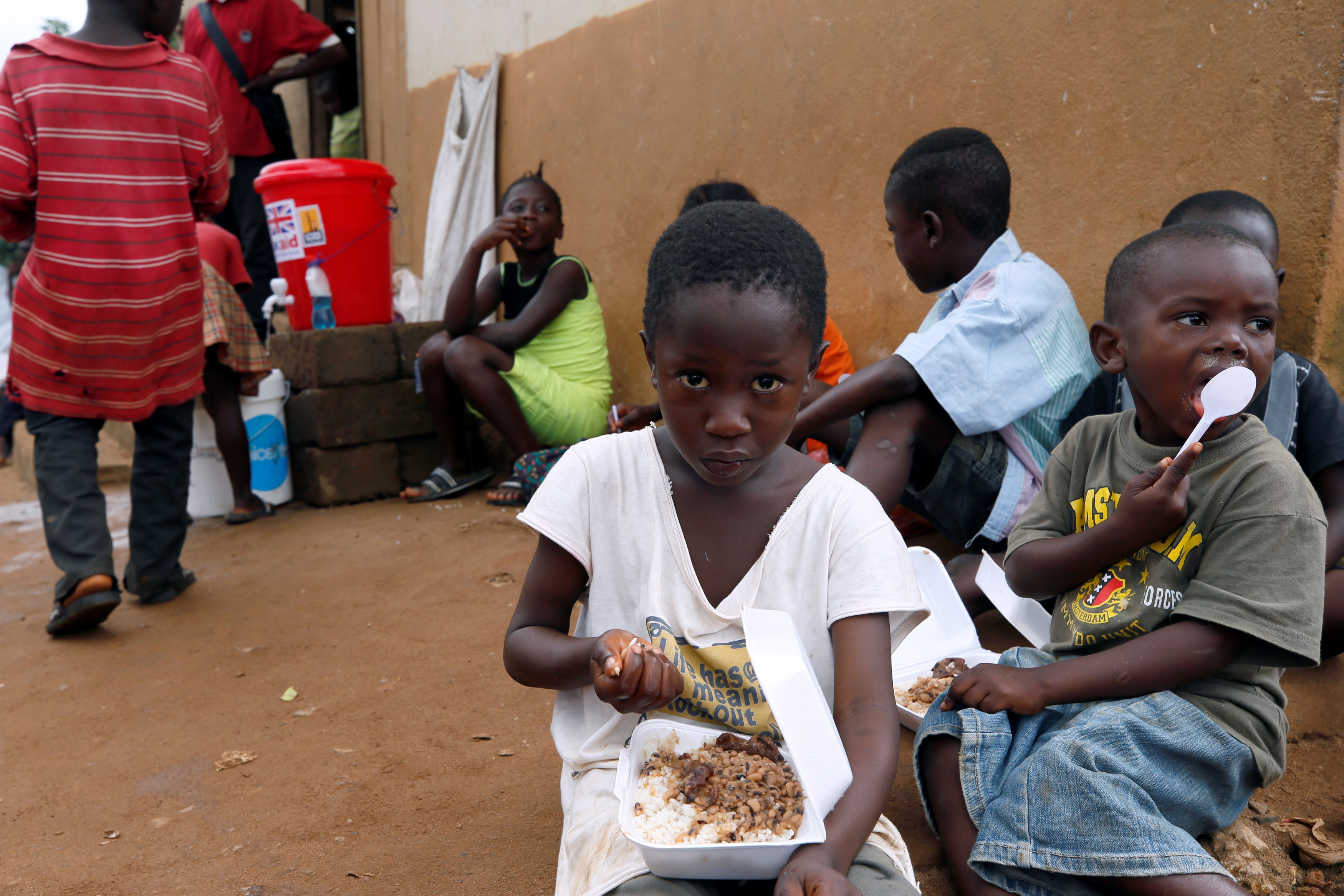 أطفال يتناولون الغداء بعد تشردهم نتيجة للفيضانات