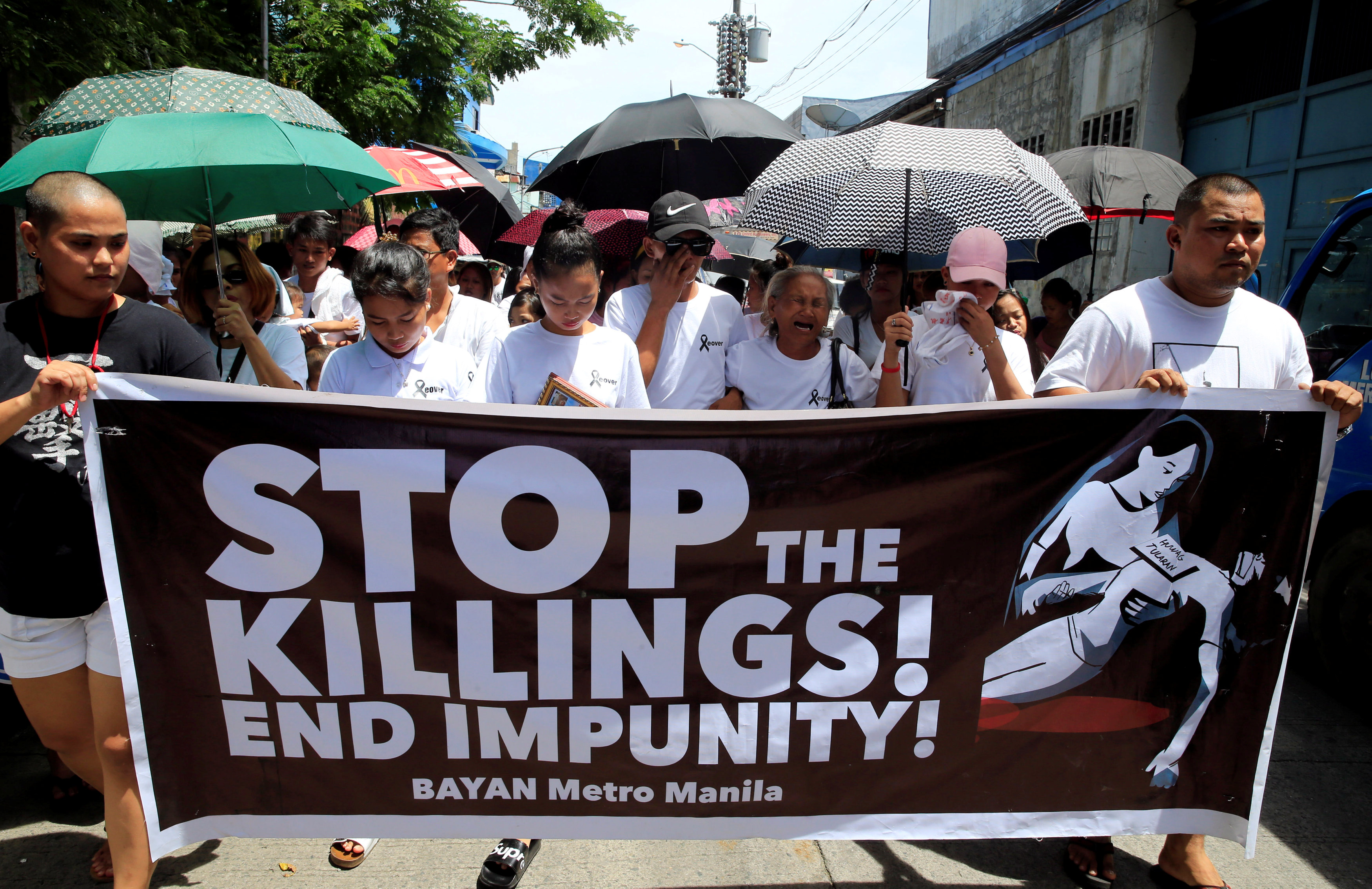 لافتة تطالب بوقف القتل خلال حملة مكافحة المخدرات فى الفلبين