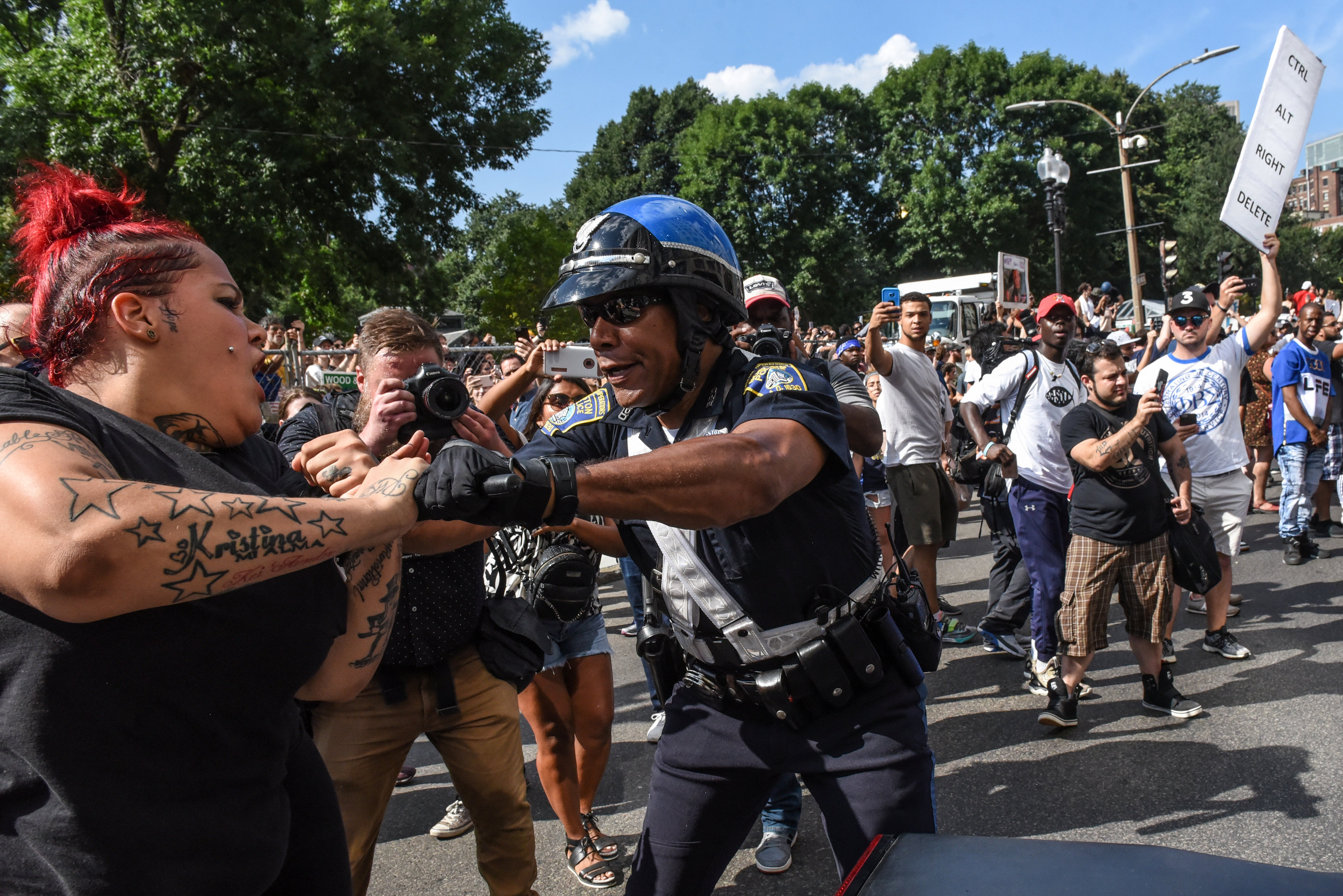 جانب من العنف خلال مظاهرات بوسطن