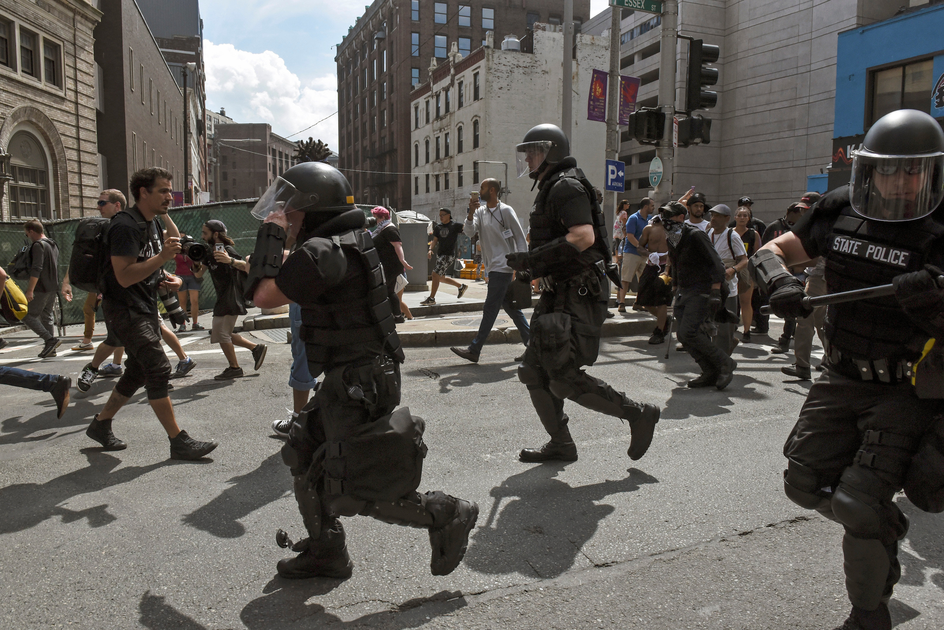 شرطة بوسطن تفصل بين المحتجين
