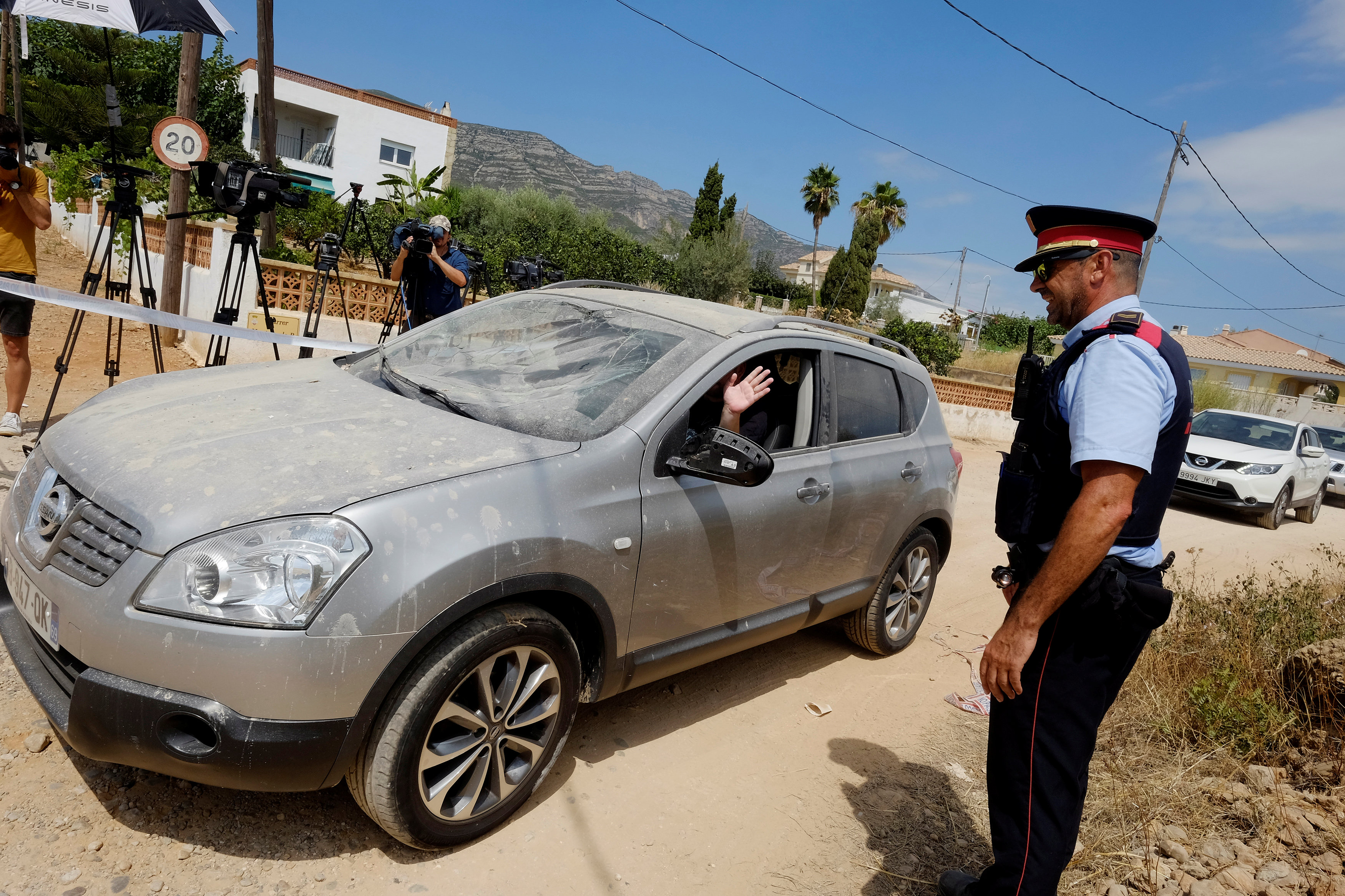 السيارات تغادر موقع ضبط خلية إرهابية فى برشلونة