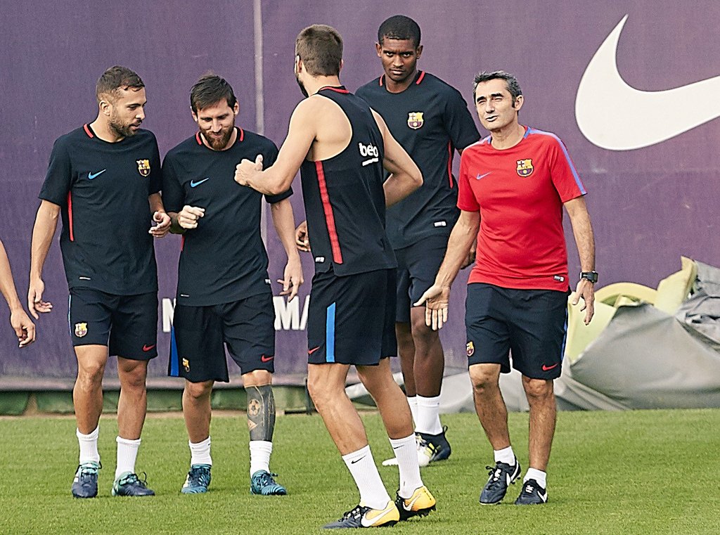 ميسي وفالفيردى مع لاعبى برشلونة