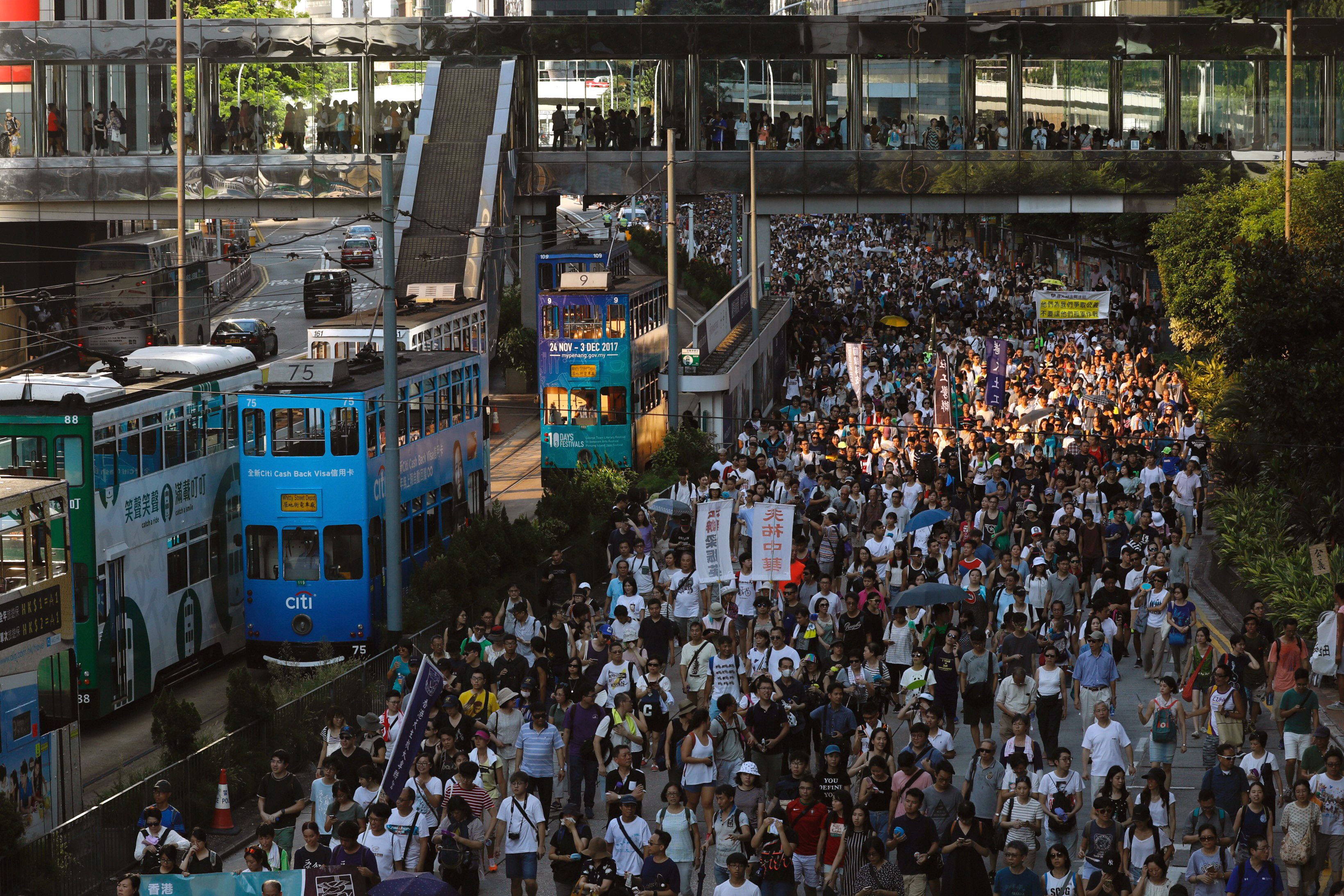 مظاهرات حاشدة فى هونج كونج ضد حبس ناشطين