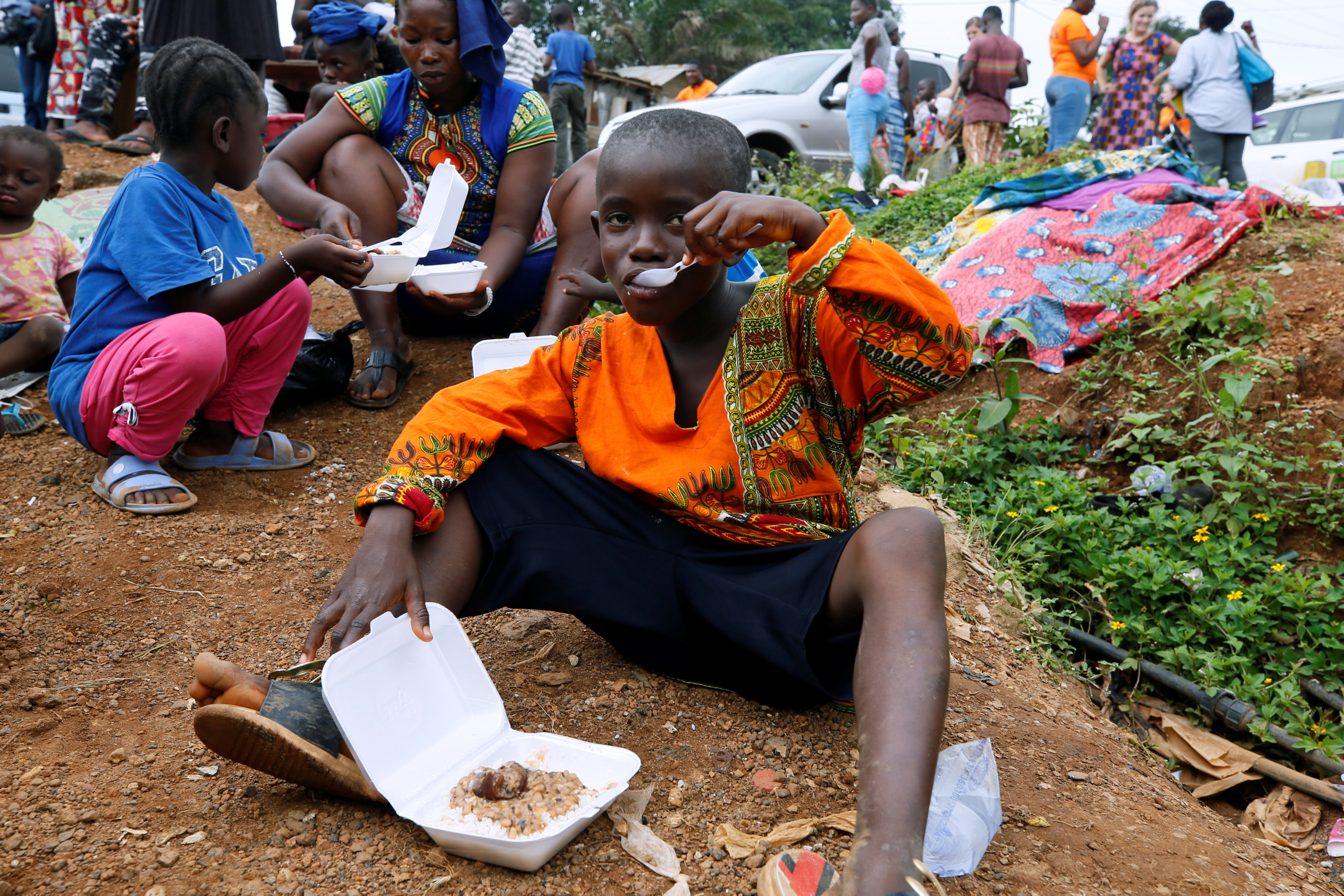 أطفال يفترشون الأرض عقب انهيار منازلهم فى سيراليون