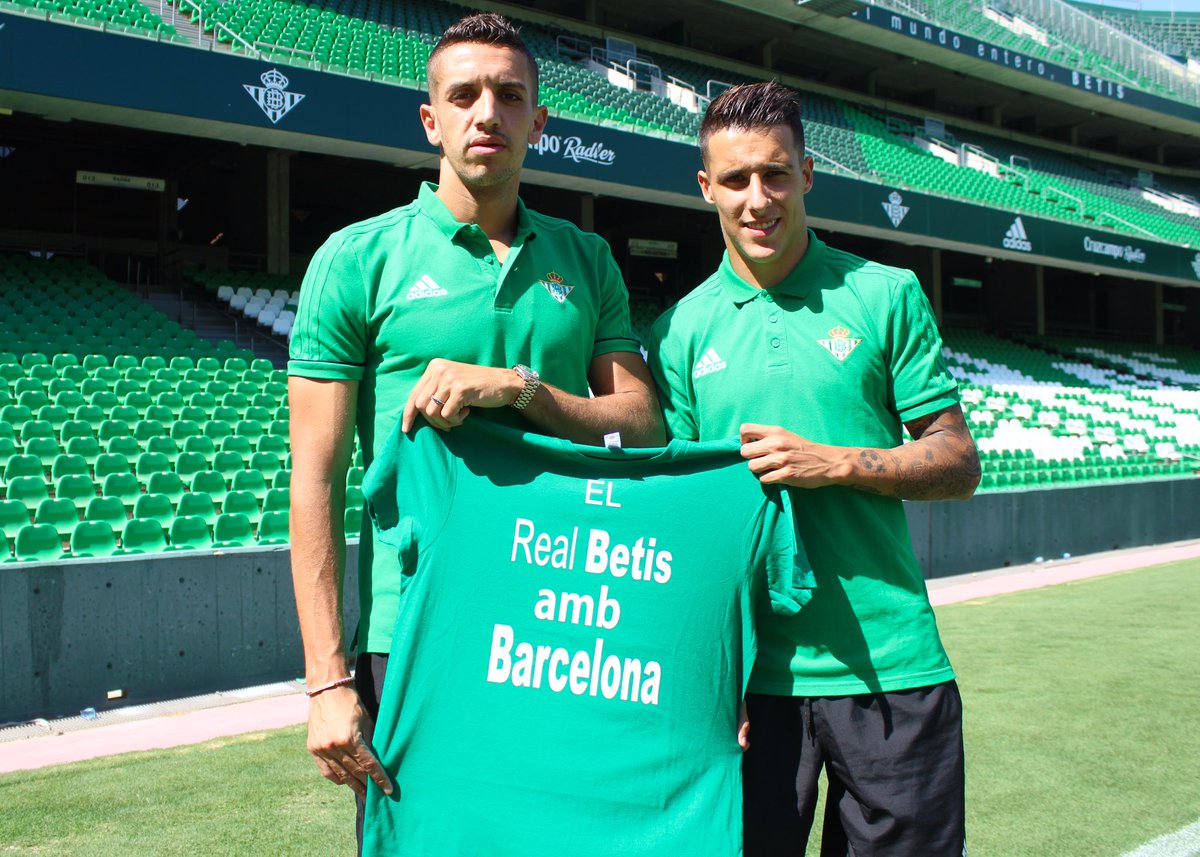 ثنائى ريال بيتيس يحملون قميص دعم برشلونة