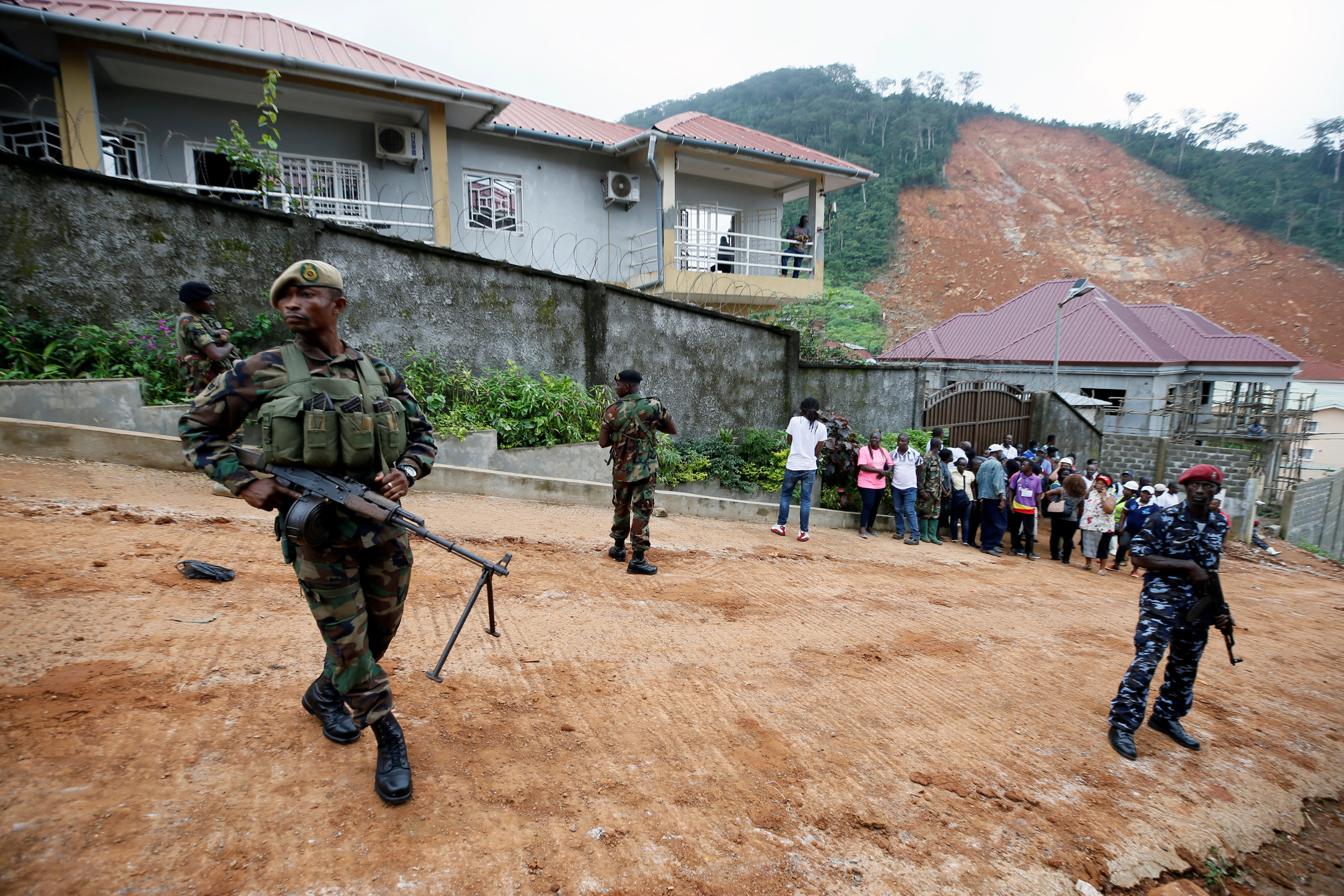 حراسة أمنية مشددة خلال زيارة نائب رئيس سيراليون لموقع الانهيار الأرضى