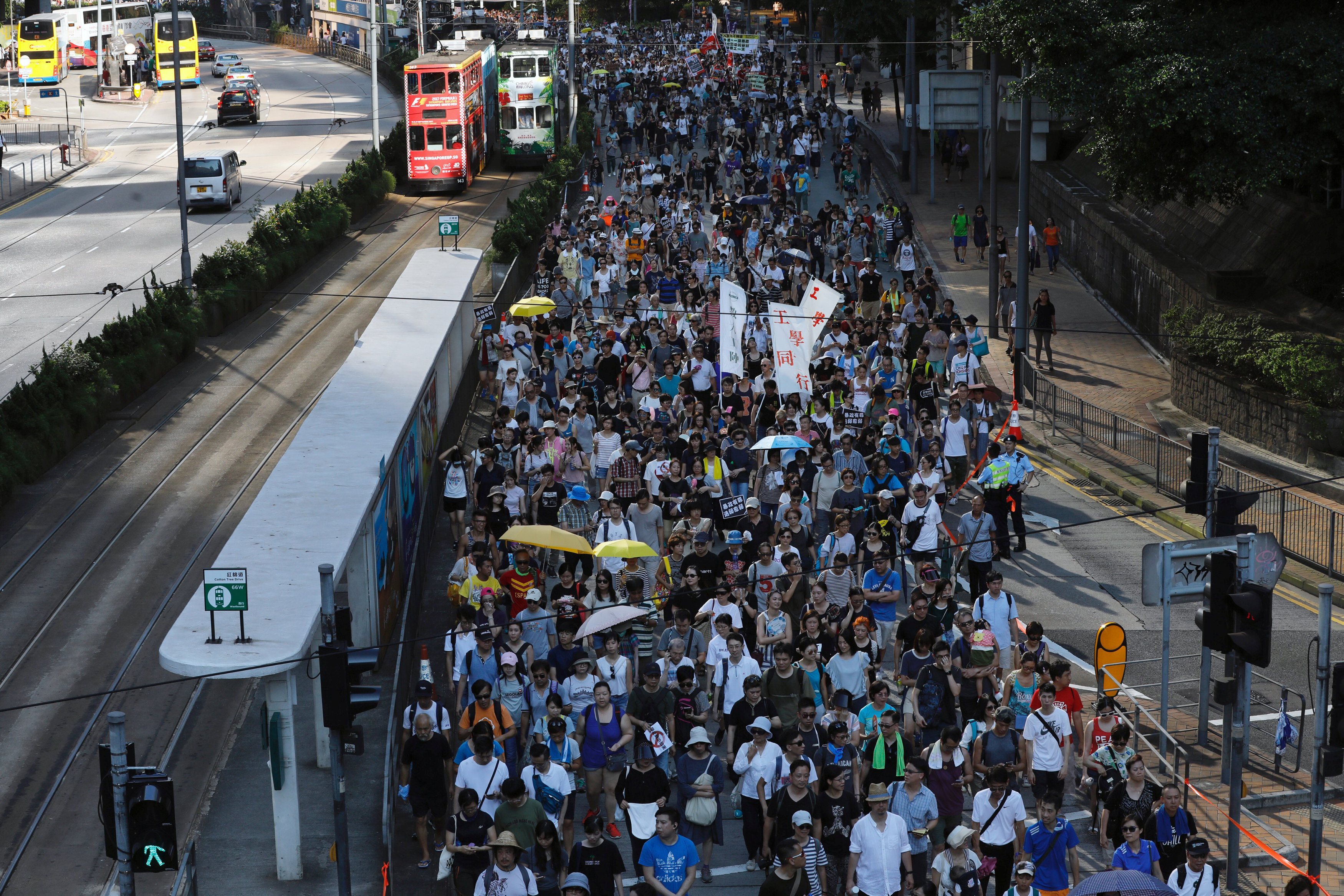 الاف المواطنين يشاركون فى مظاهرات هونج كونج