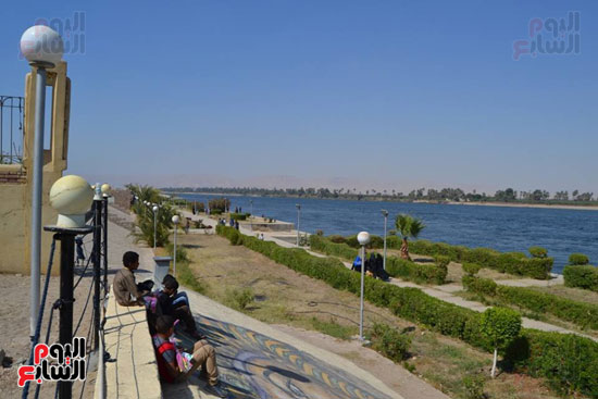  الحديقة الدولية وكورنيش النيل بمدينة إسنا