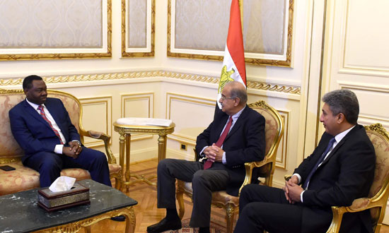 شريف إسماعيل رئيس الوزراء مع وزير الطيران ورئيس المنظمة الدولية للطيران الإيكاو (5)
