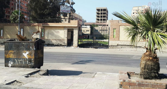 جانب من البوابات وإغلاقها للمستشفى من شارع النصر