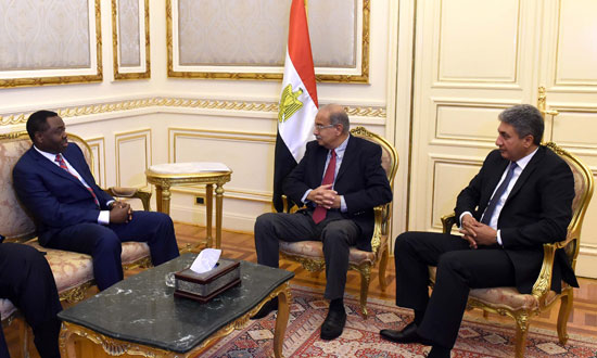 شريف إسماعيل رئيس الوزراء مع وزير الطيران ورئيس المنظمة الدولية للطيران الإيكاو (2)