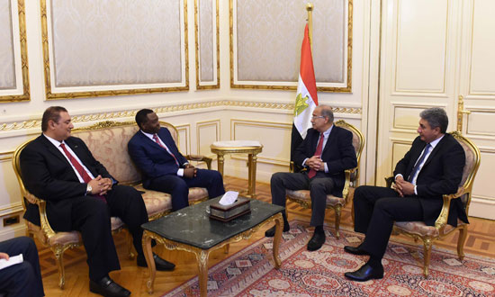 شريف إسماعيل رئيس الوزراء مع وزير الطيران ورئيس المنظمة الدولية للطيران الإيكاو (1)