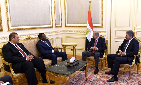 شريف إسماعيل رئيس الوزراء مع وزير الطيران ورئيس المنظمة الدولية للطيران الإيكاو (4)