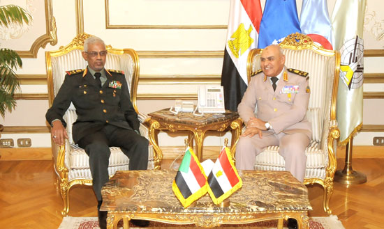 وزير الدفاع يستقبل نظيره السودانى  (2)