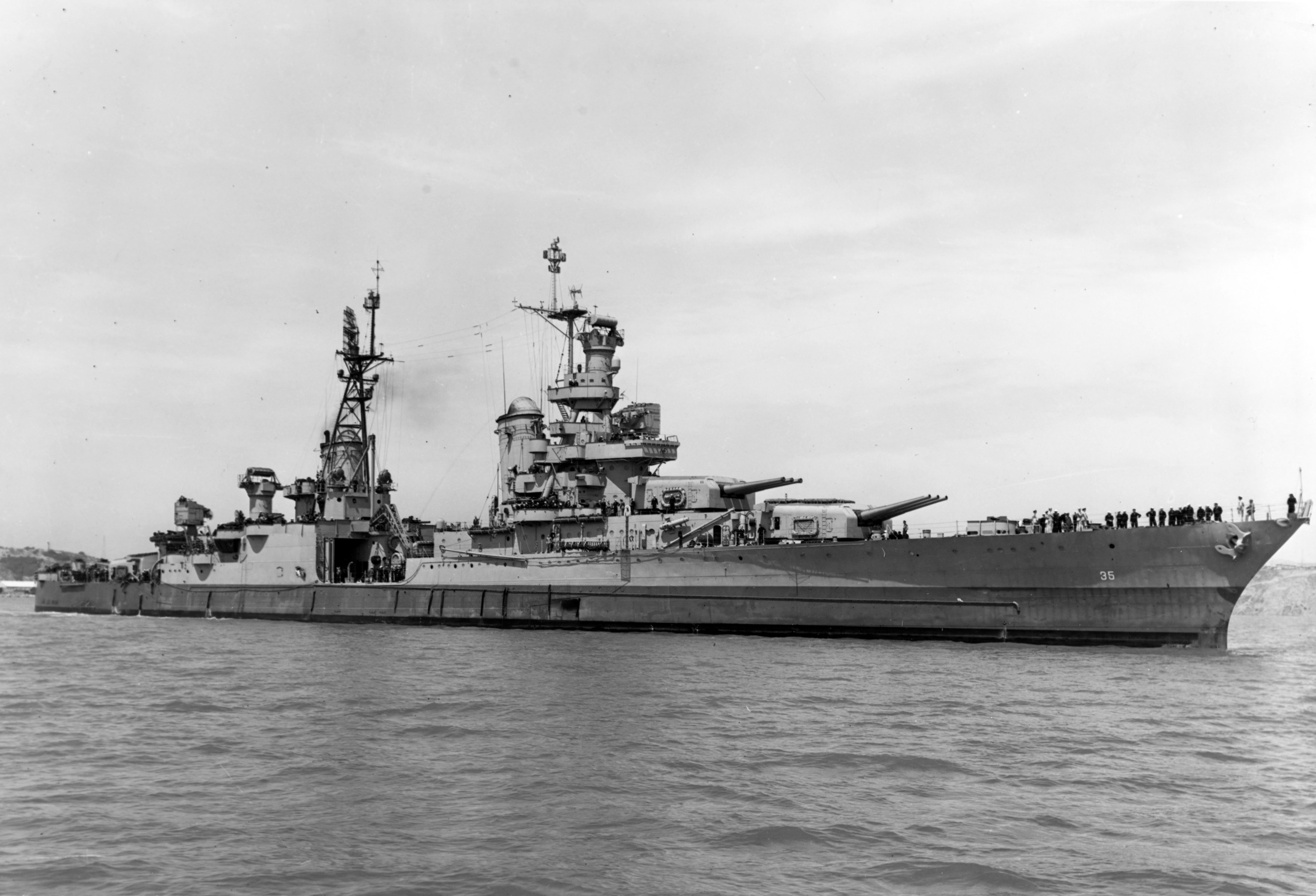 السفينة الحربية الأمريكية إنديانابوليس  ابان الحرب العالمية الثانية قبل قصفها
