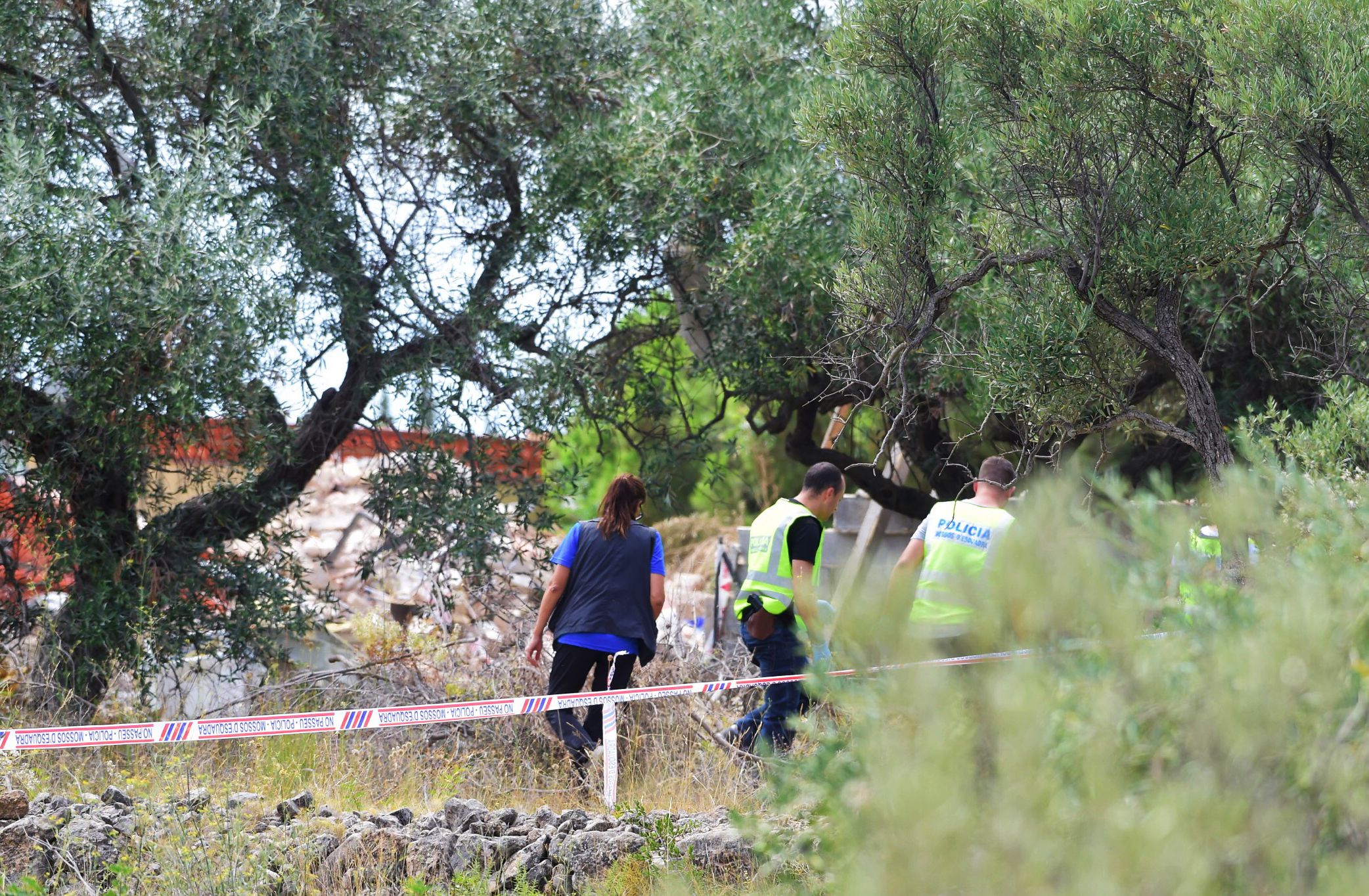 الشرطة الإسبانية تحيط منزل الخلية الإرهابية بحواجز أمنية