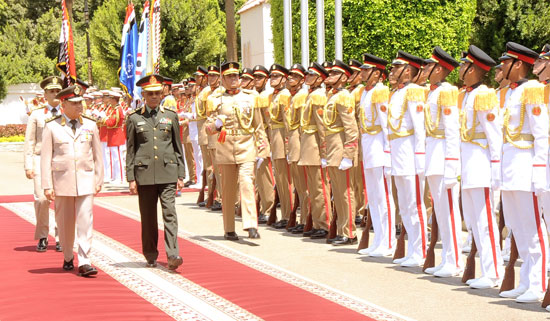 وزير الدفاع يستقبل نظيره السودانى  (1)