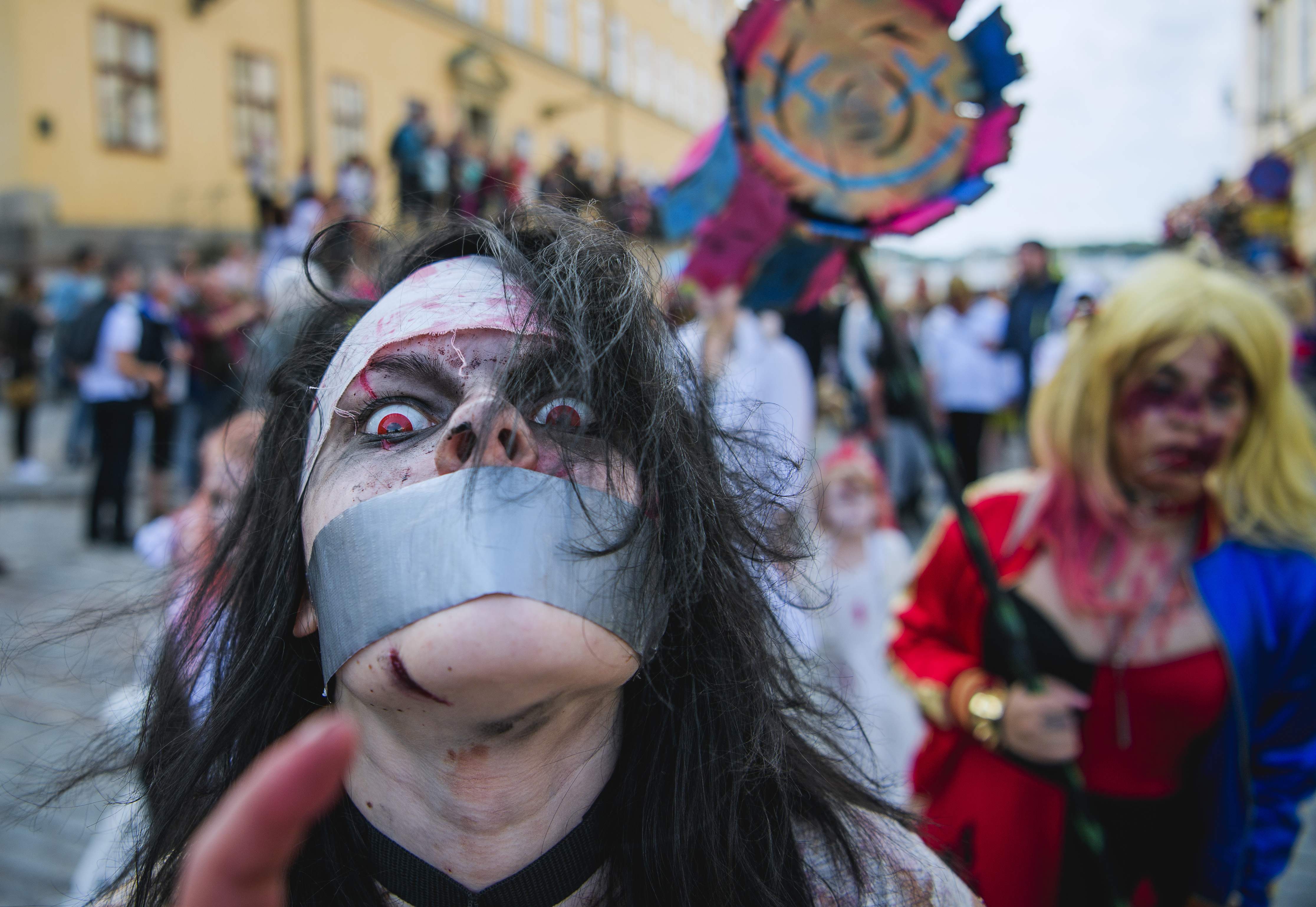 فتاة تكمم فمها خلال مسيرة الزومبى فى السويد
