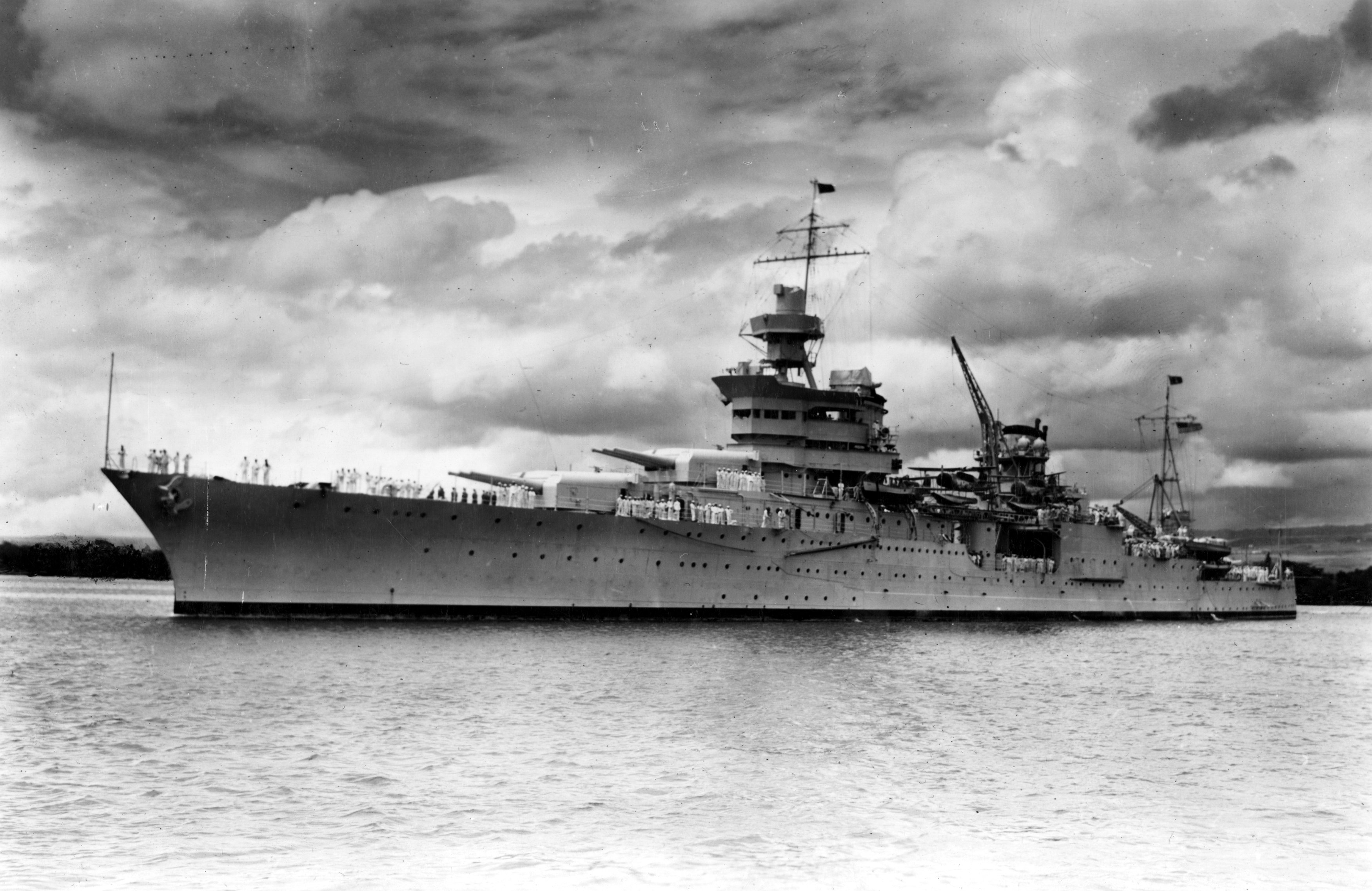 صورة تذكارية للسفينة الحربية الأمريكية إنديانابوليس